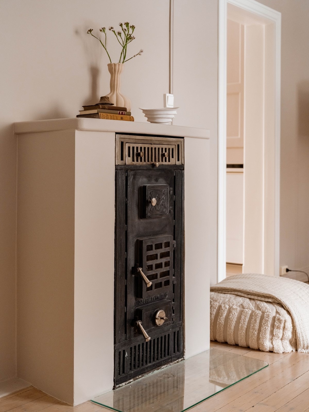 Ildstedet er et sentralt element i stuen, og supplerer oppvarmingen på kalde dager. Galleribilde