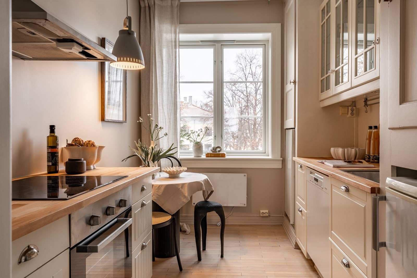 Planløsningen er smart utnyttet med romslige og velfungerende rom, blant annet et separat kjøkken i tilknytning til oppholdsrommet. Galleribilde