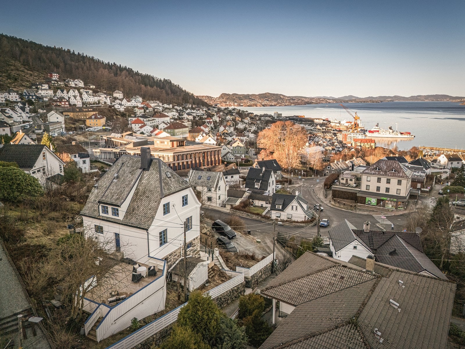 For uten om dette er det også gjort annet fasadearbeid som reparasjon av riss/sprekker og underdekking, samt maling av alle murfasader på hovedbygningen (2025). Galleribilde