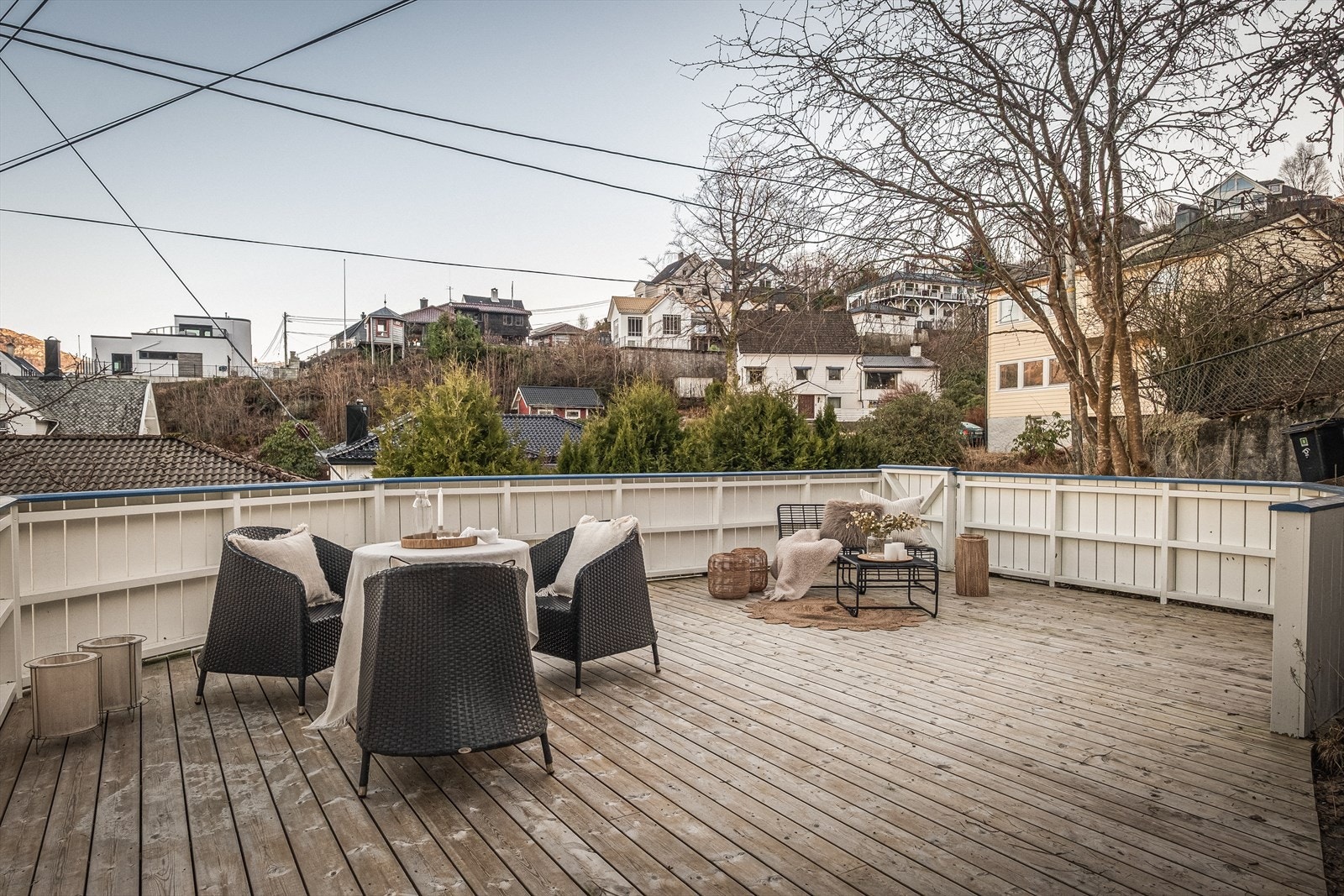 Boligen byr på flere flotte uteområder, blant annet en herlig terrasseplatting på hele 35 m²! Galleribilde
