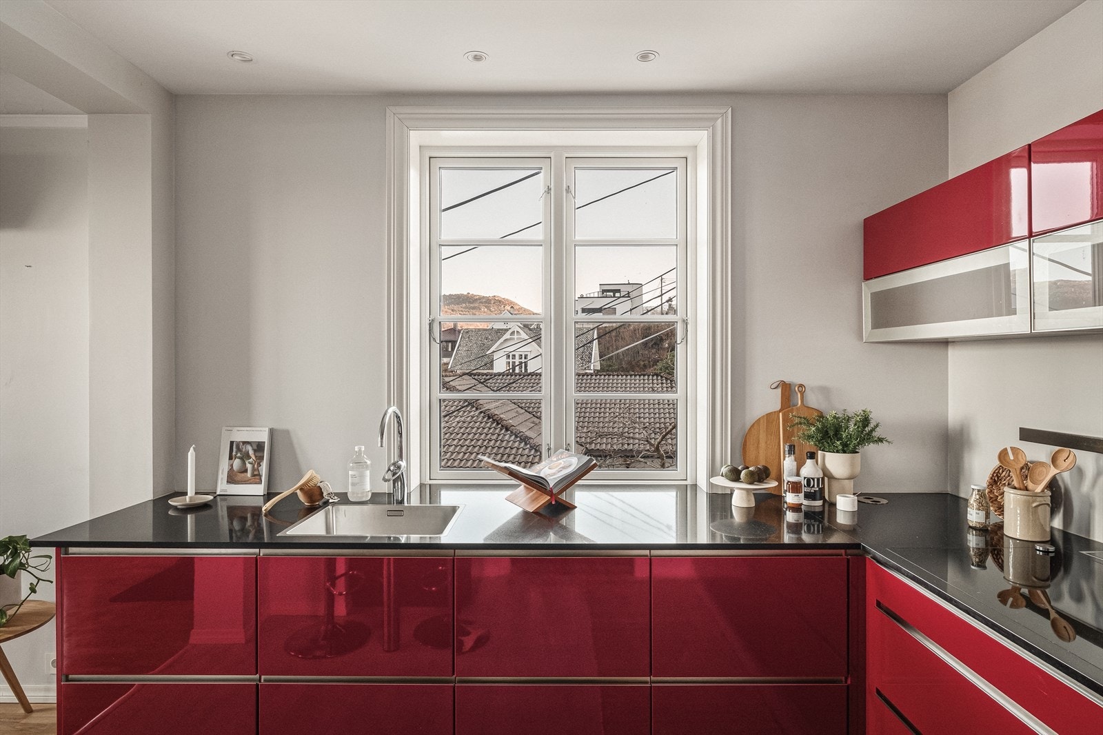 Kjøkkenet er ellers velutstyrt med integrert stekeovn, microbølgeovn, platetopp, oppvaskmaskin, samt kjøl- og fryseskap. Galleribilde