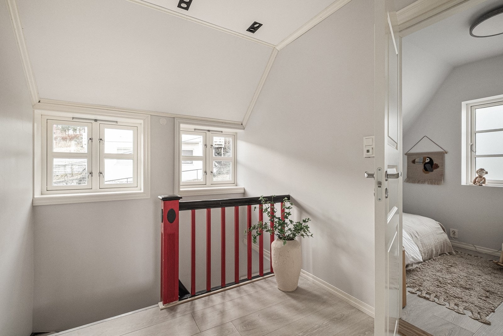 I boligens andre etasje finner du soverommene samt badet, som ble totalrenovert i 2026. Galleribilde