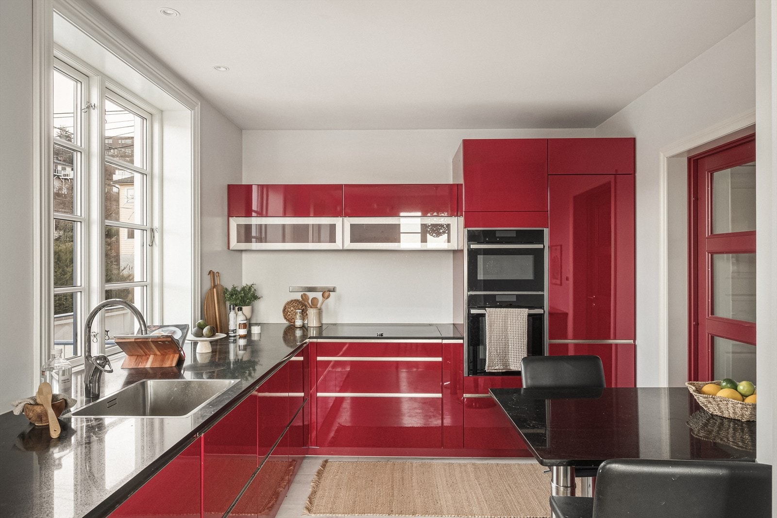 Rålekker ny kjøkkeninnredning med høyglanspolerte fronter, steinbenkeplate og nedfelt vask. Galleribilde