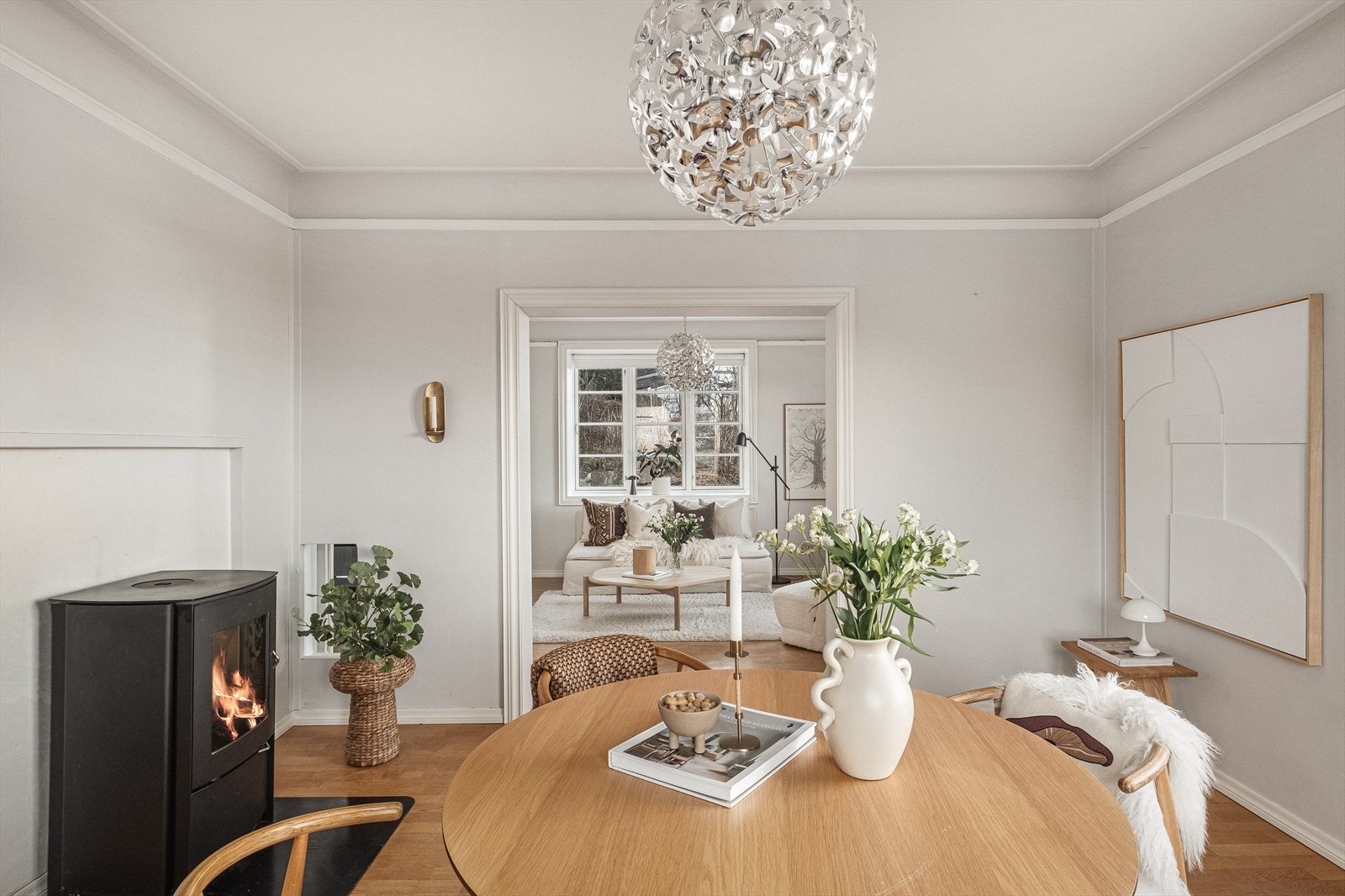 Oppholdsrommet er naturlig inndelt i soner, med en tydelig avgrensning mellom stue og spisestue, noe som skaper gode møbleringsmuligheter! Galleribilde