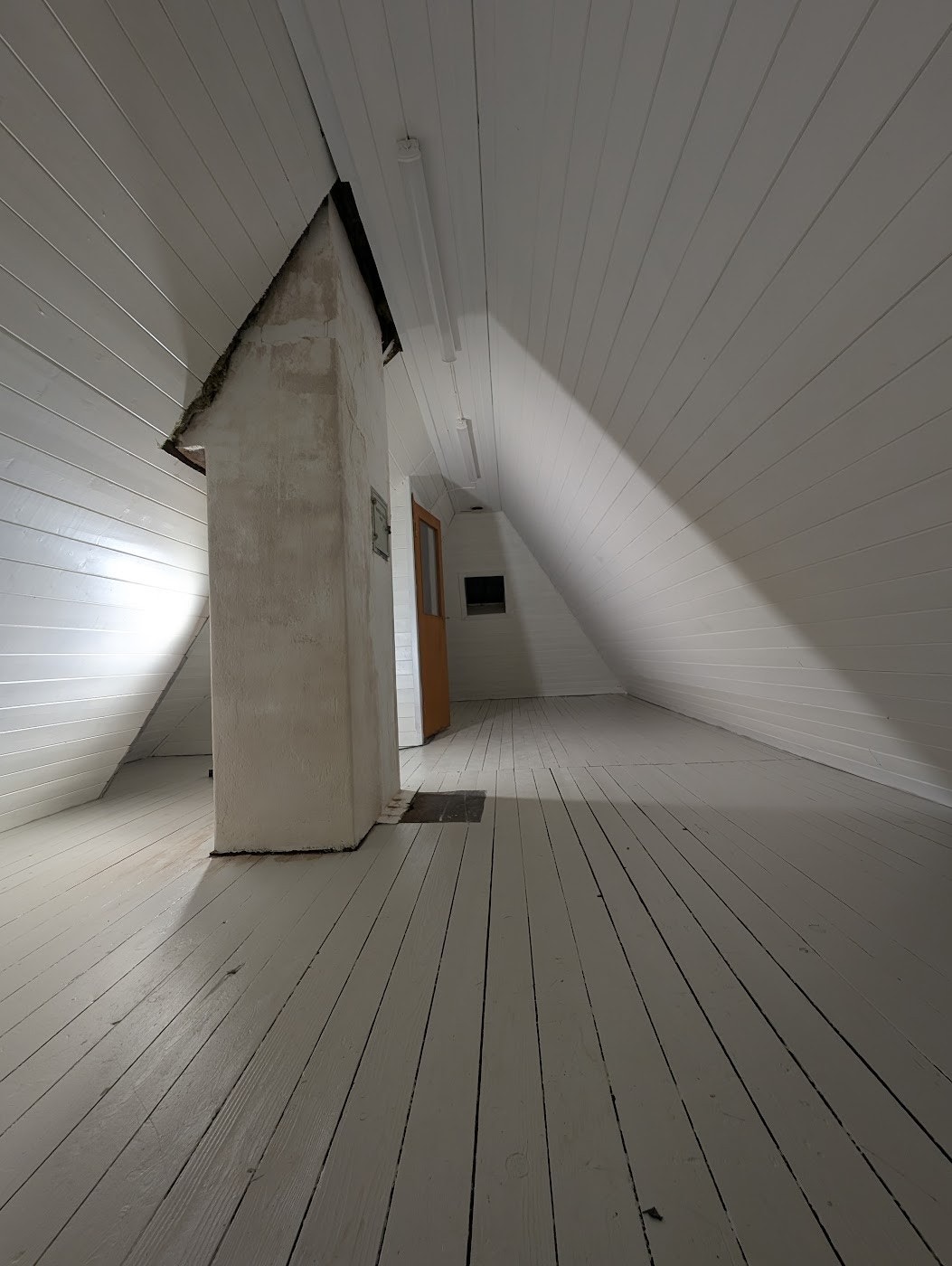 Loft. God lagringsplass. Galleribilde