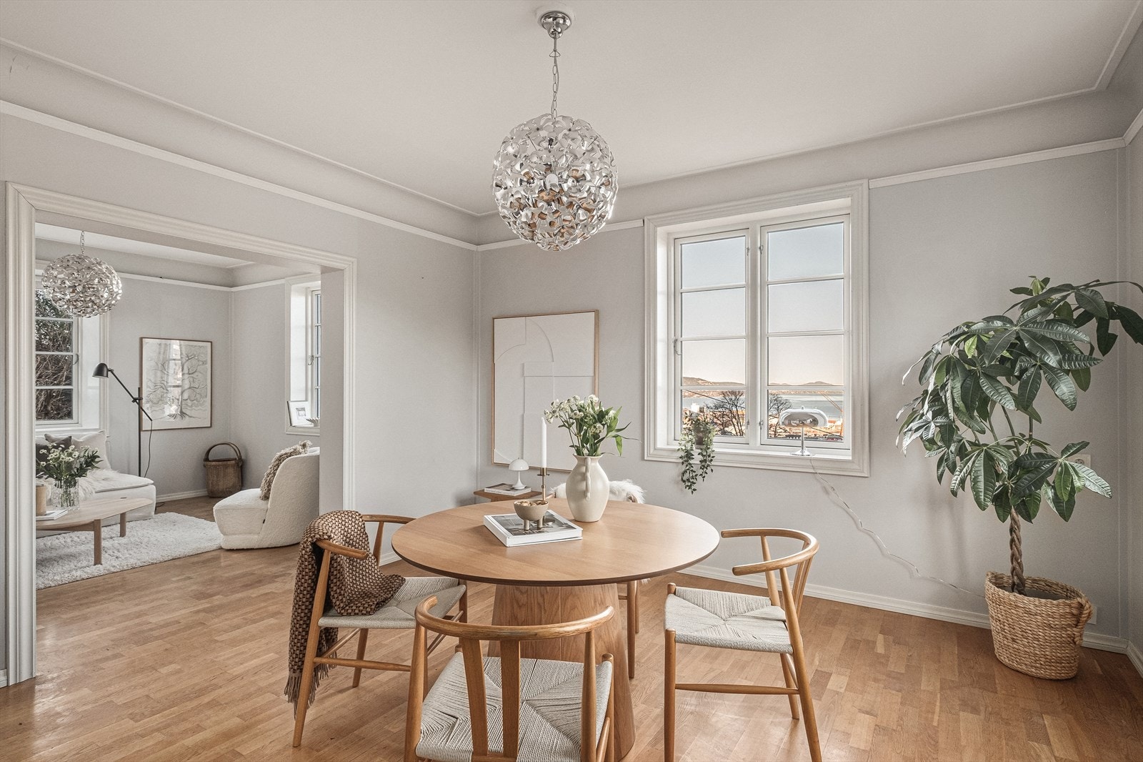 Spisestuen ligger i naturlig tilknytning til hovedstuen. Galleribilde