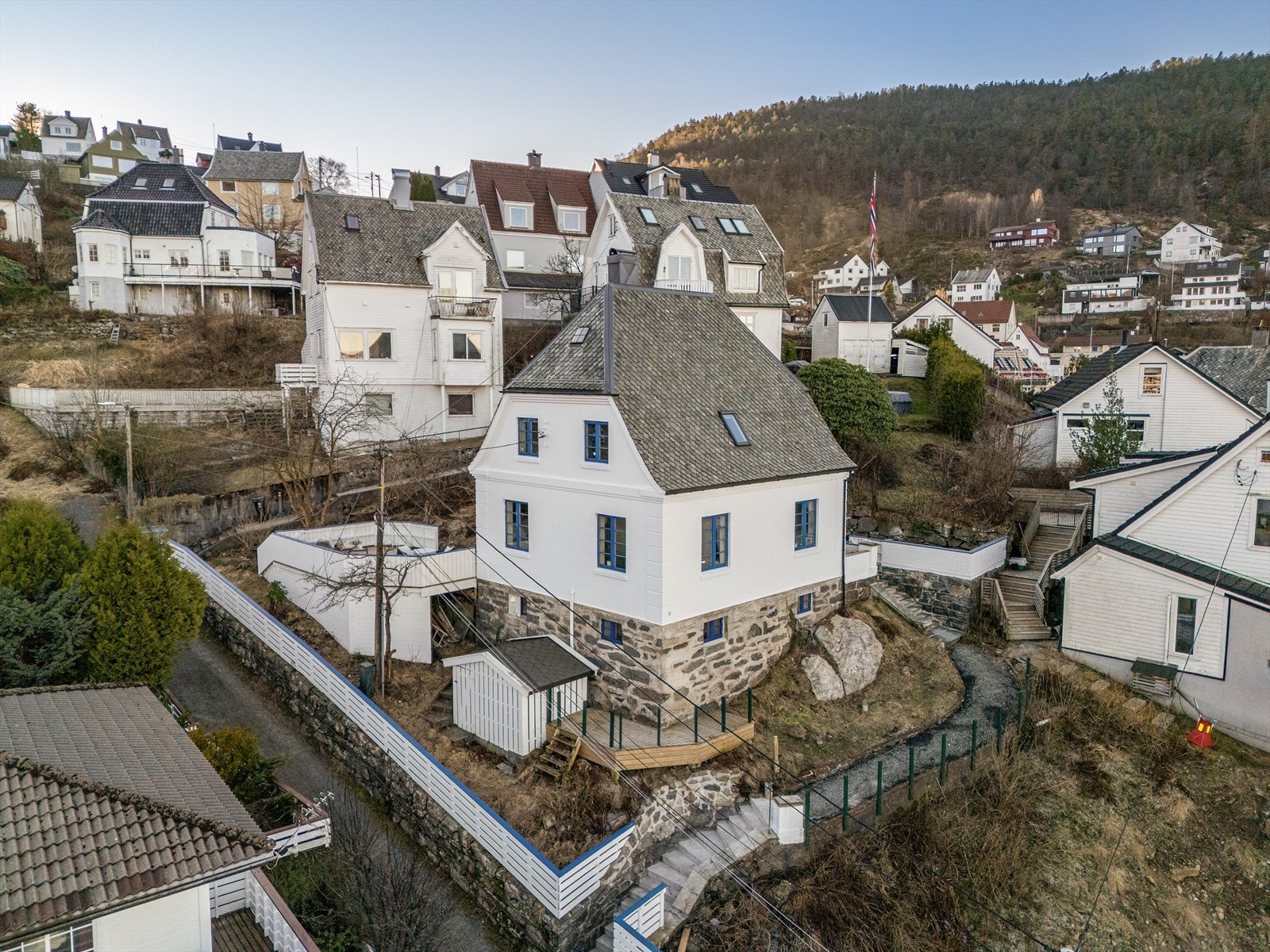 Det har også blitt skiftet diverse vinduer, blant annet i trappeoppgangen (2016), på toalettrommet i 1. etg (2025), samt tre vinduer i kjelleren (mot nord og øst), også i 2025. Galleribilde