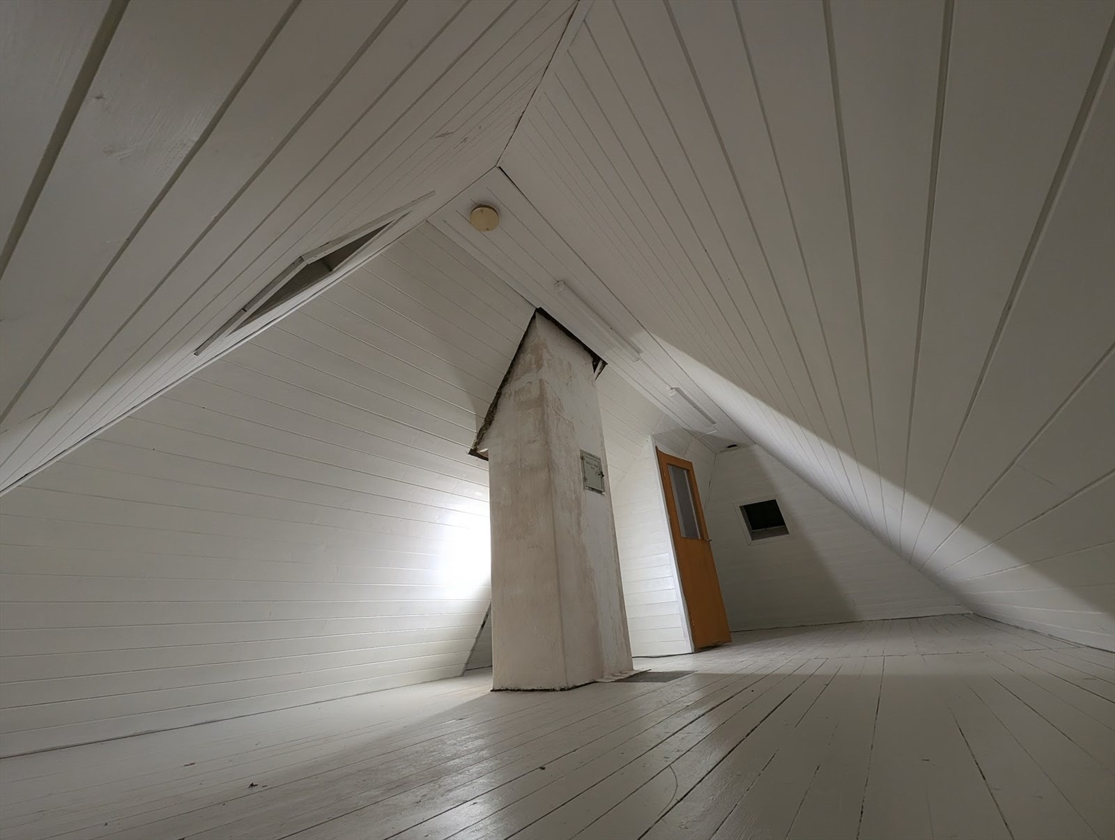 Loft med tilkomst via loftstige Galleribilde