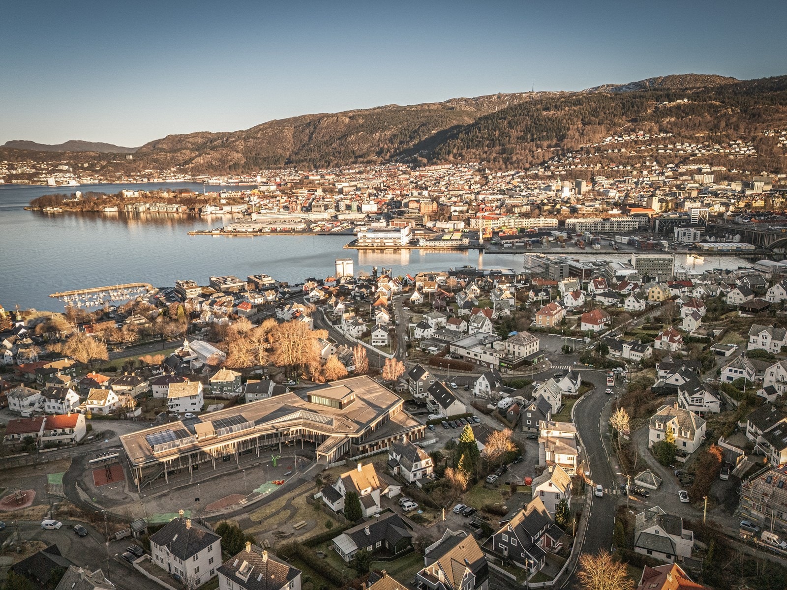 Eiendommen har en høy og fri beliggenhet på Damsgård, svært sentralt, men likevel i rolige og familievennlig omgivelser. Med kort vei til alt er beliggenheten ideell for deg som ønsker en enkel og komfortabel hverdag! Galleribilde