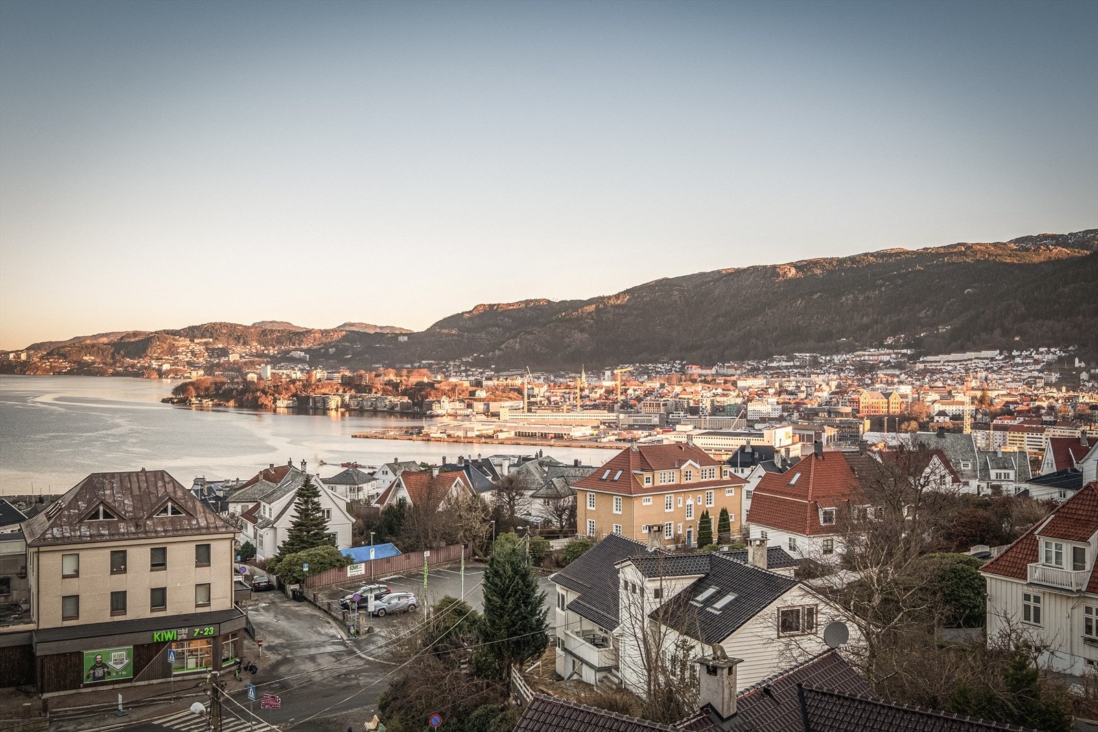 Til tross for den sentrale beliggenheten er det likevel kort vei til naturskjønne omgivelser og flotte turområder. Blant mulighetene kan Damsgårdsfjellet og Løvstakken trekkes frem. Galleribilde