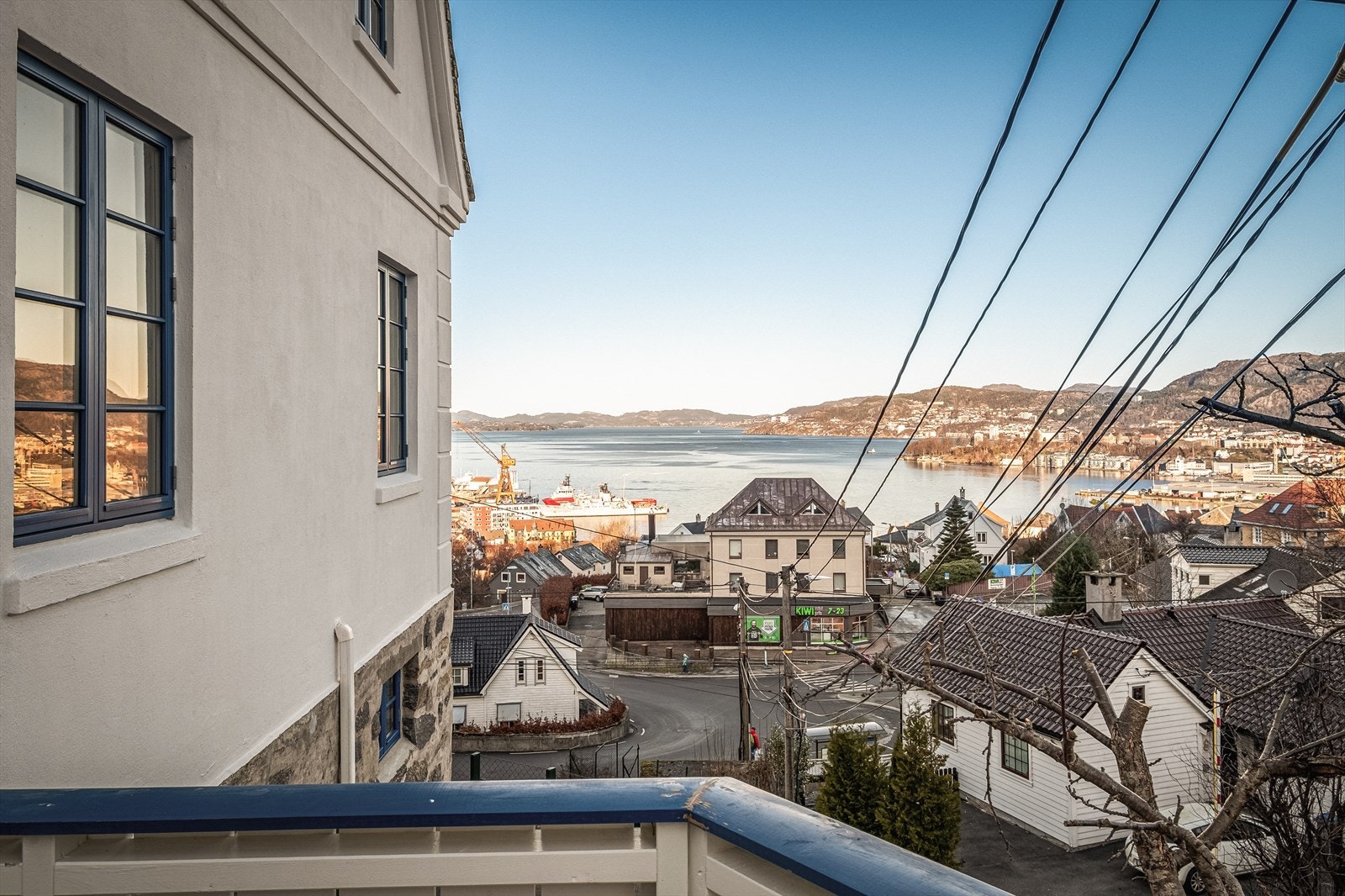 Fra boligens terrasse, samt fra flere av boligens vinduer, kan vakker utsikt over Puddefjorden og nærområdet nytes! Galleribilde
