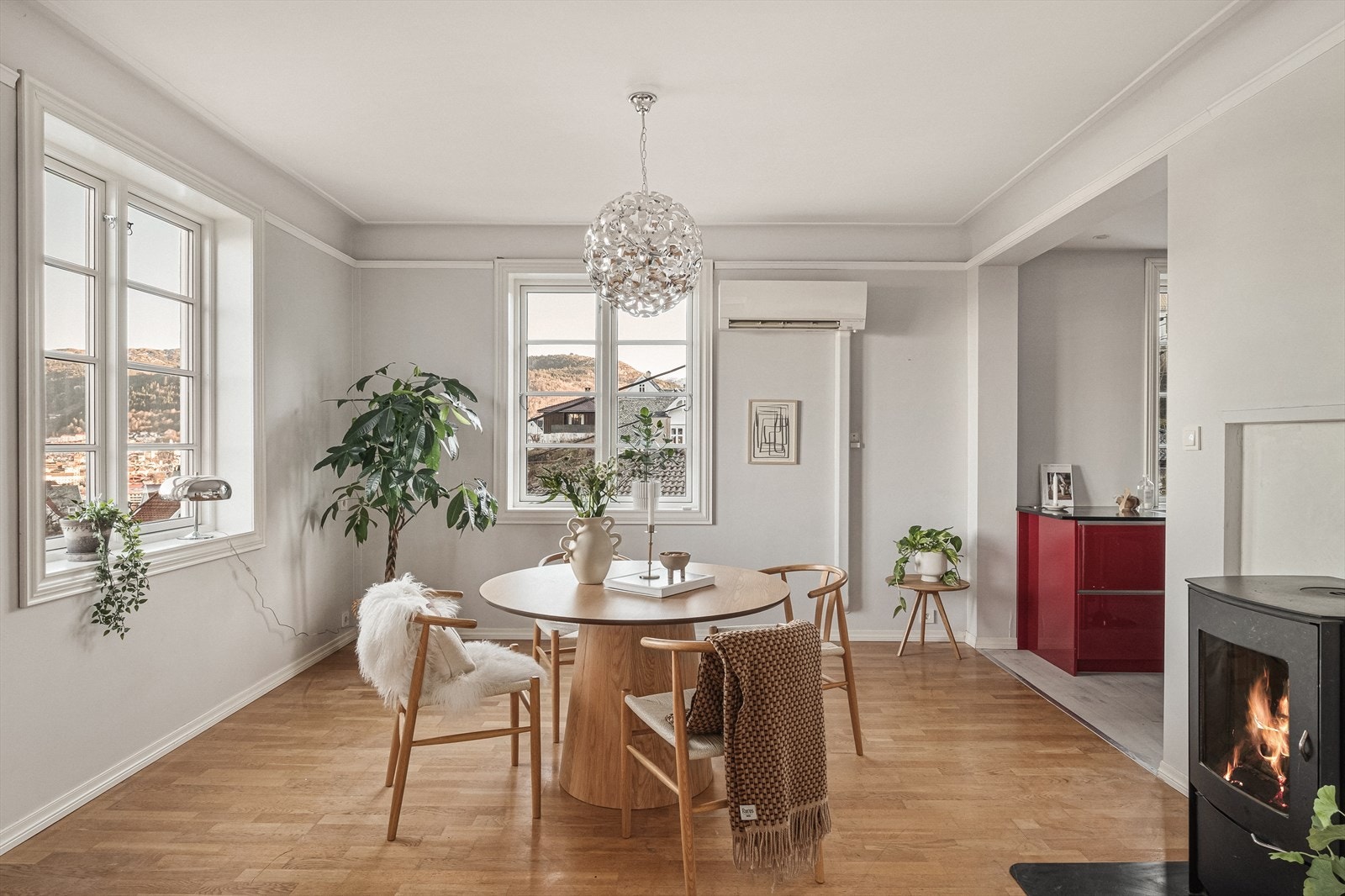 Det er god plass til et større spisebord, samt tilhørende stoler - perfekt for både hverdagsbruk og sosiale sammenkomster. Galleribilde