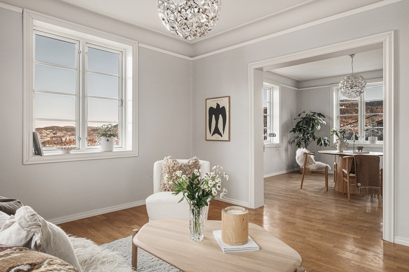 Store vindusflater gir rikelig med naturlig lys, og den gjennomgående planløsningen skaper en åpen og luftig romfølelse. Galleribilde