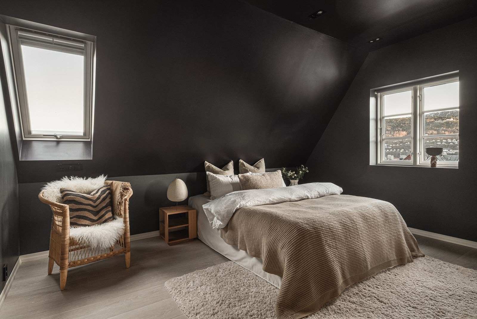 Boligens hovedsoverom er av god størrelse og det er rikelig med plass til både dobbeltseng, samt tilhørende soveromsmøblement. Galleribilde