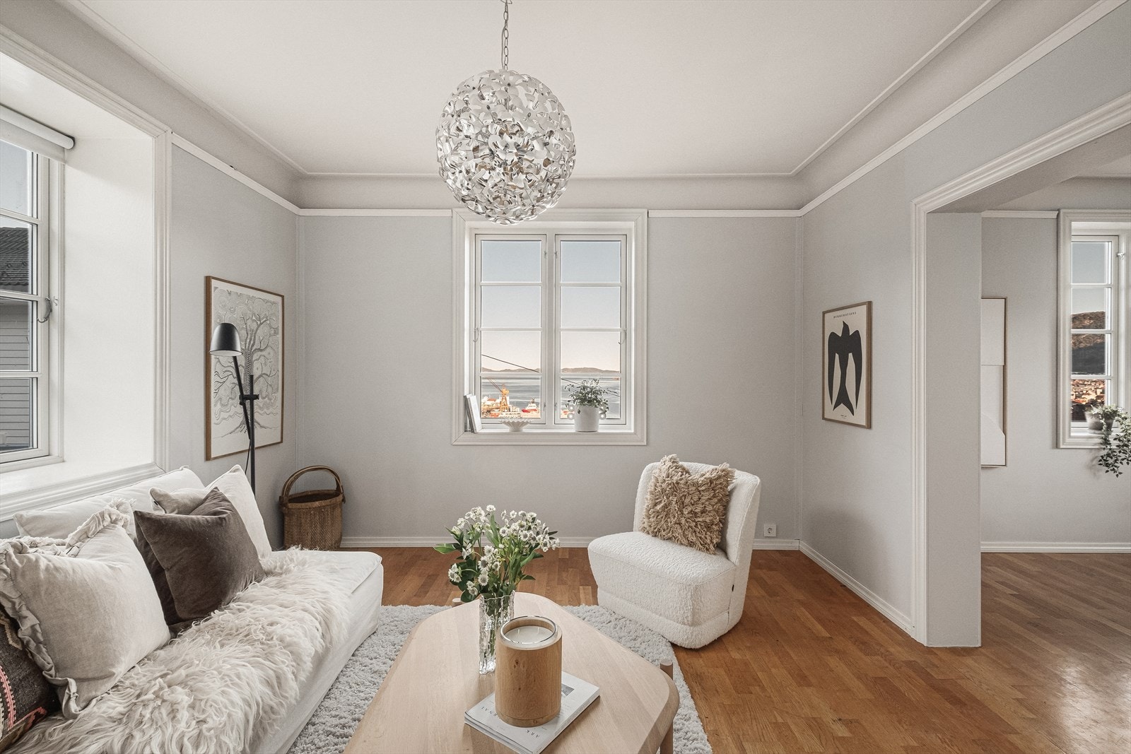 Stuen byr på en lun og trivelig atmosfære med god plass til både sofagruppe og tilhørende møblement. Galleribilde