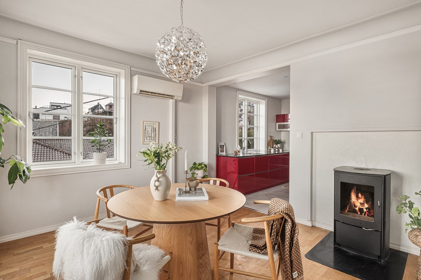 Fra spistestuen, samt entré, er det adkomst til boligens kjøkken. Galleribilde