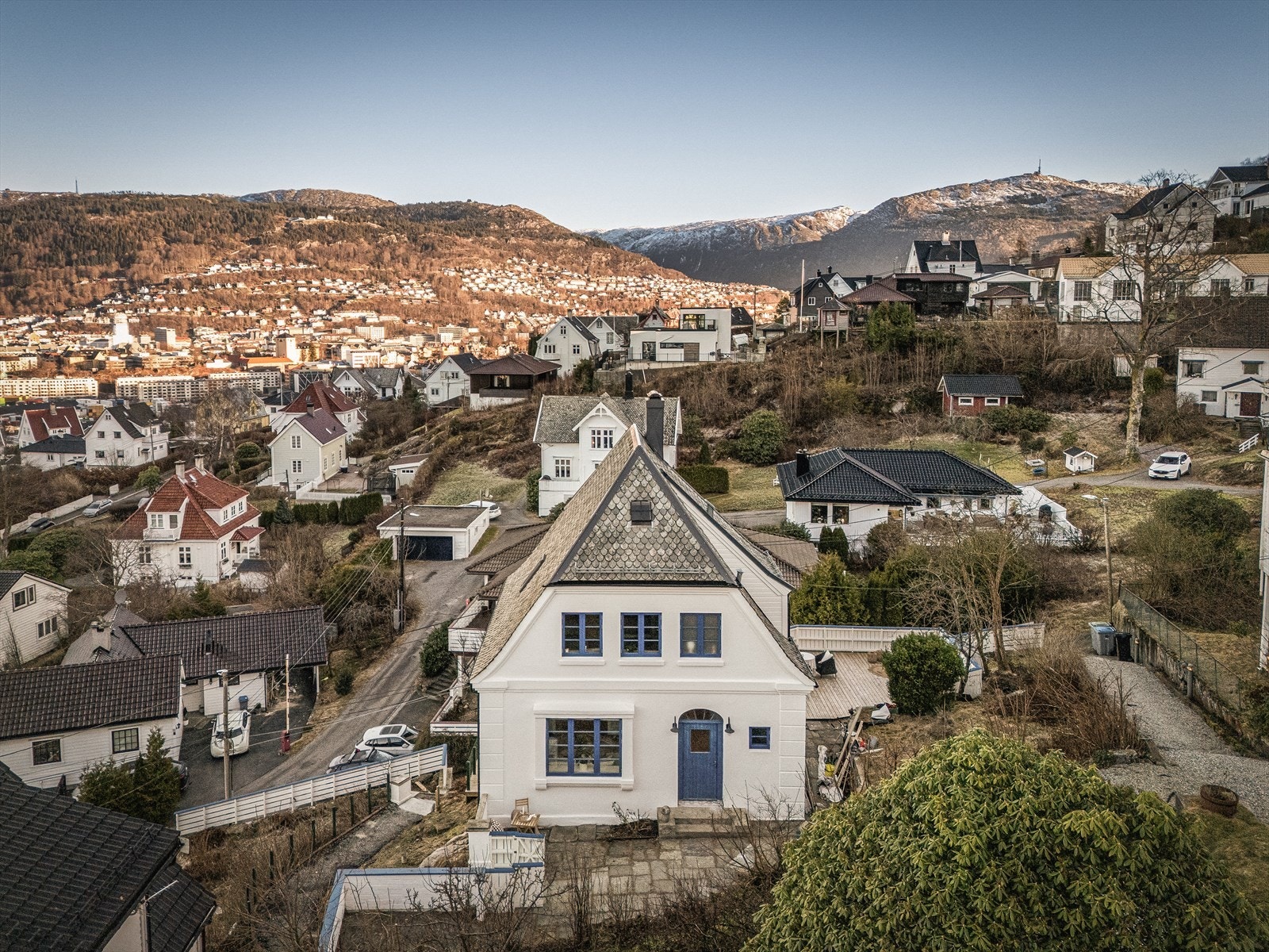 Boligens tak er tekket med skifer og selger opplyser om at det i 2013 ble oppgradert med nytt undertak, nye sløyfer og lekter, samt nye takrenner og nedløp. Det ble også utført ny tetting rundt piper og installert snøfangere. Galleribilde