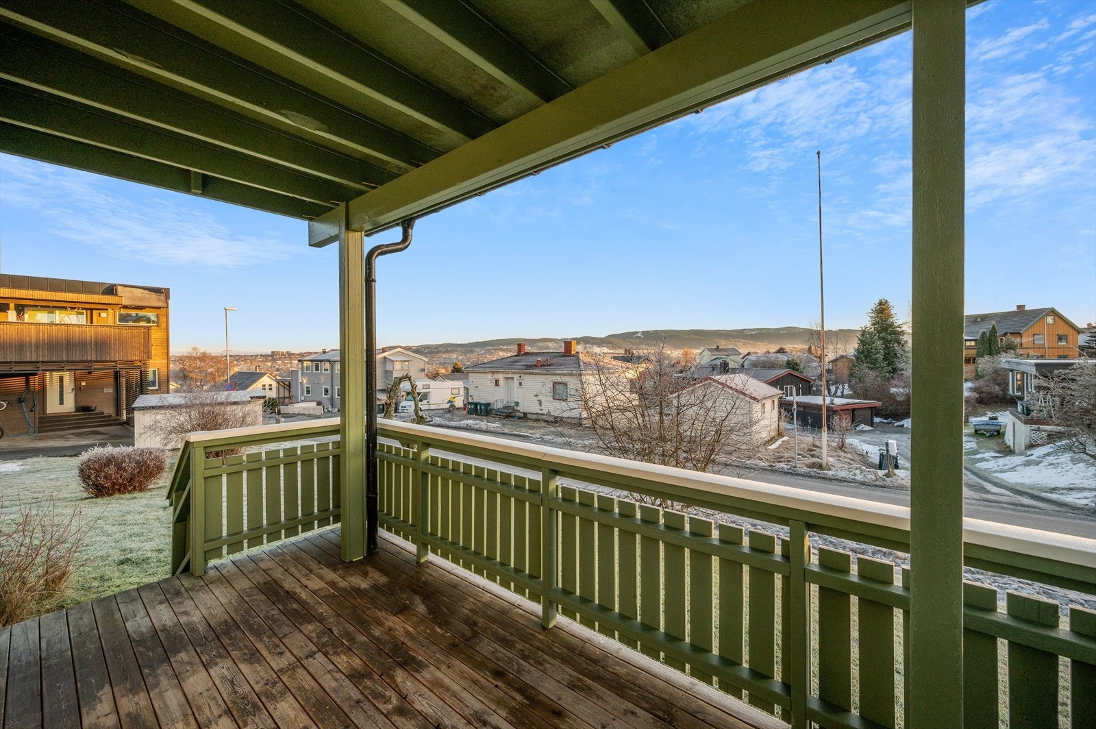 Veranda 1.etasje med praktisk overbygg og trapp ned til hage Galleribilde