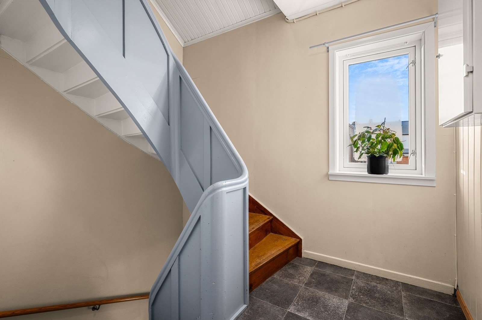 Felles gang i 2.etg som leder opp loft. Her er også felles sikringsskap med automatsikringer Galleribilde