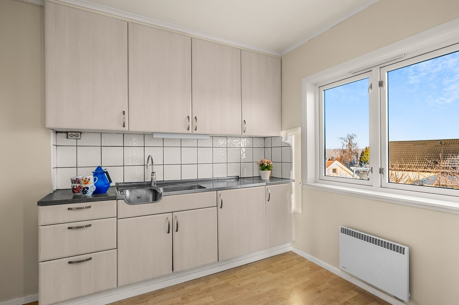 Benkeplate, kjøkkenskap og skuffer til kjøkken i 2. etasje ble skiftet i 2019 Galleribilde