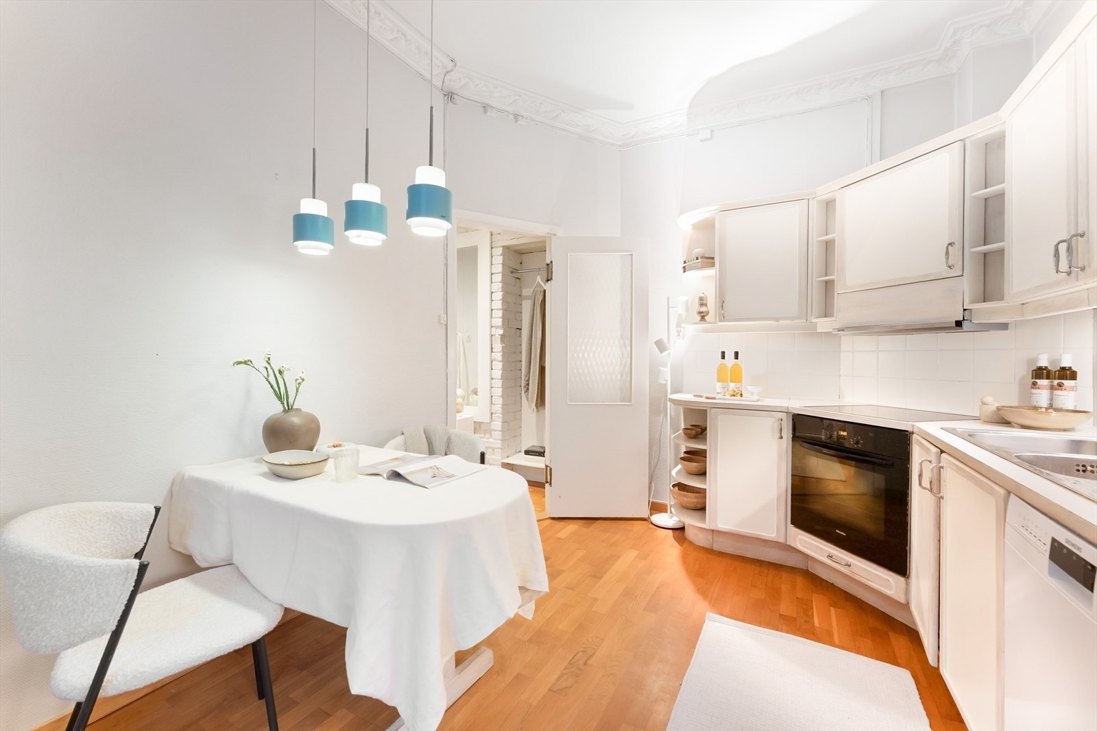 Stukkatur i himling og god takhøyde. Galleribilde