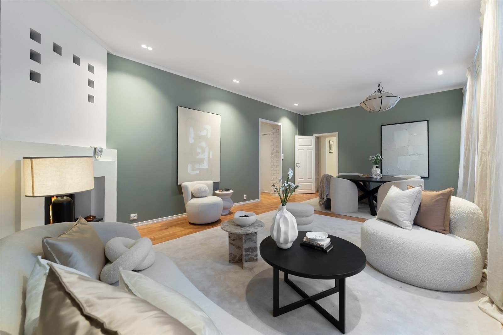 I 2023 ble himling pusset opp i stue og det ble installert nye, dimbare downlights. Galleribilde