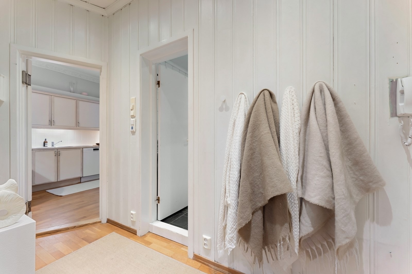 Inngang til bad fra gang ved stue og kjøkken. Galleribilde