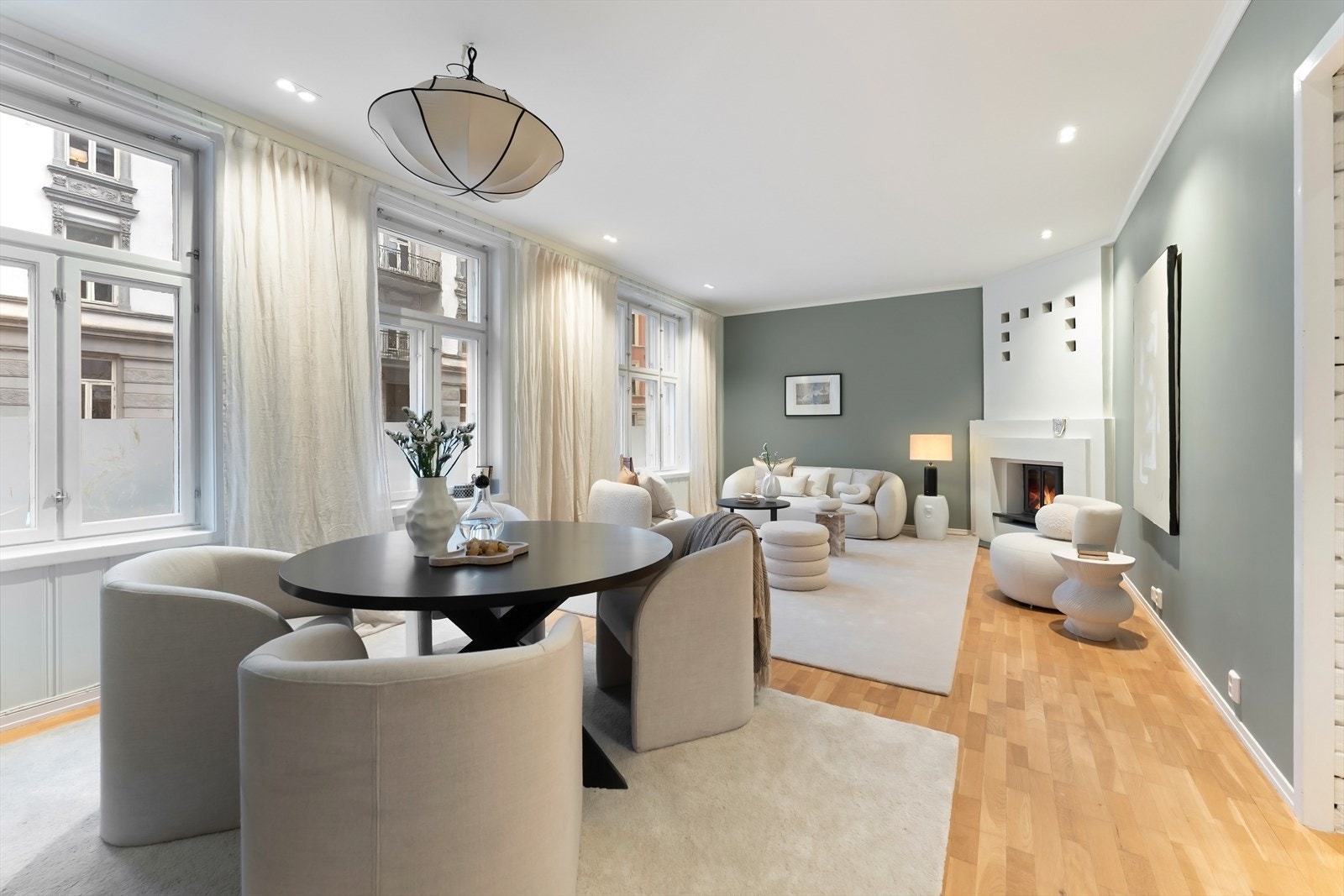 Boligen ligger i gårdens 1. etasje og har fine, klassiske detaljer som god takhøyde, romslige rom og store vindusflater på rad med dype karmer. Galleribilde