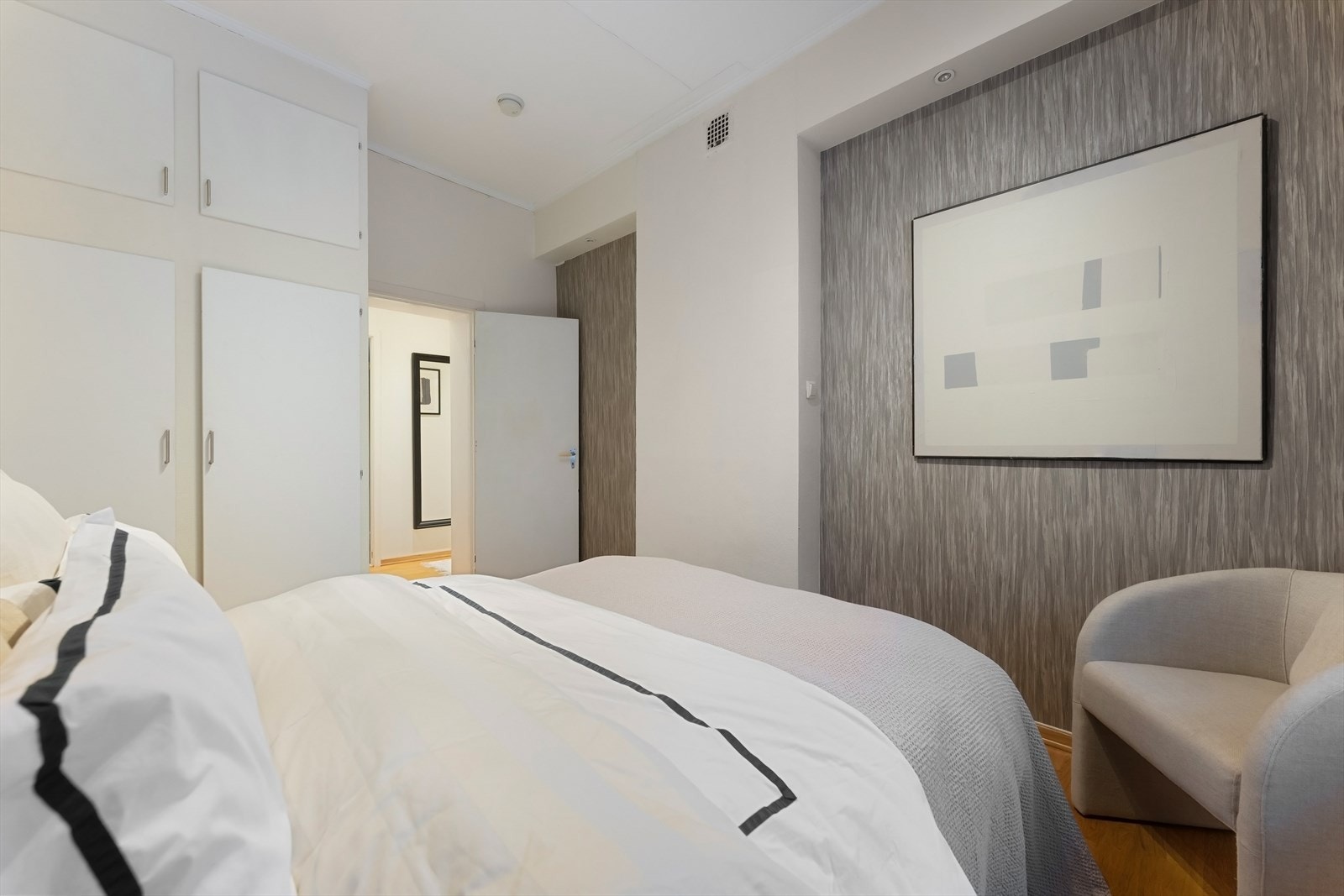 Plassbygget garderobe samt plass til ytterligere garderobe om ønskelig. Galleribilde