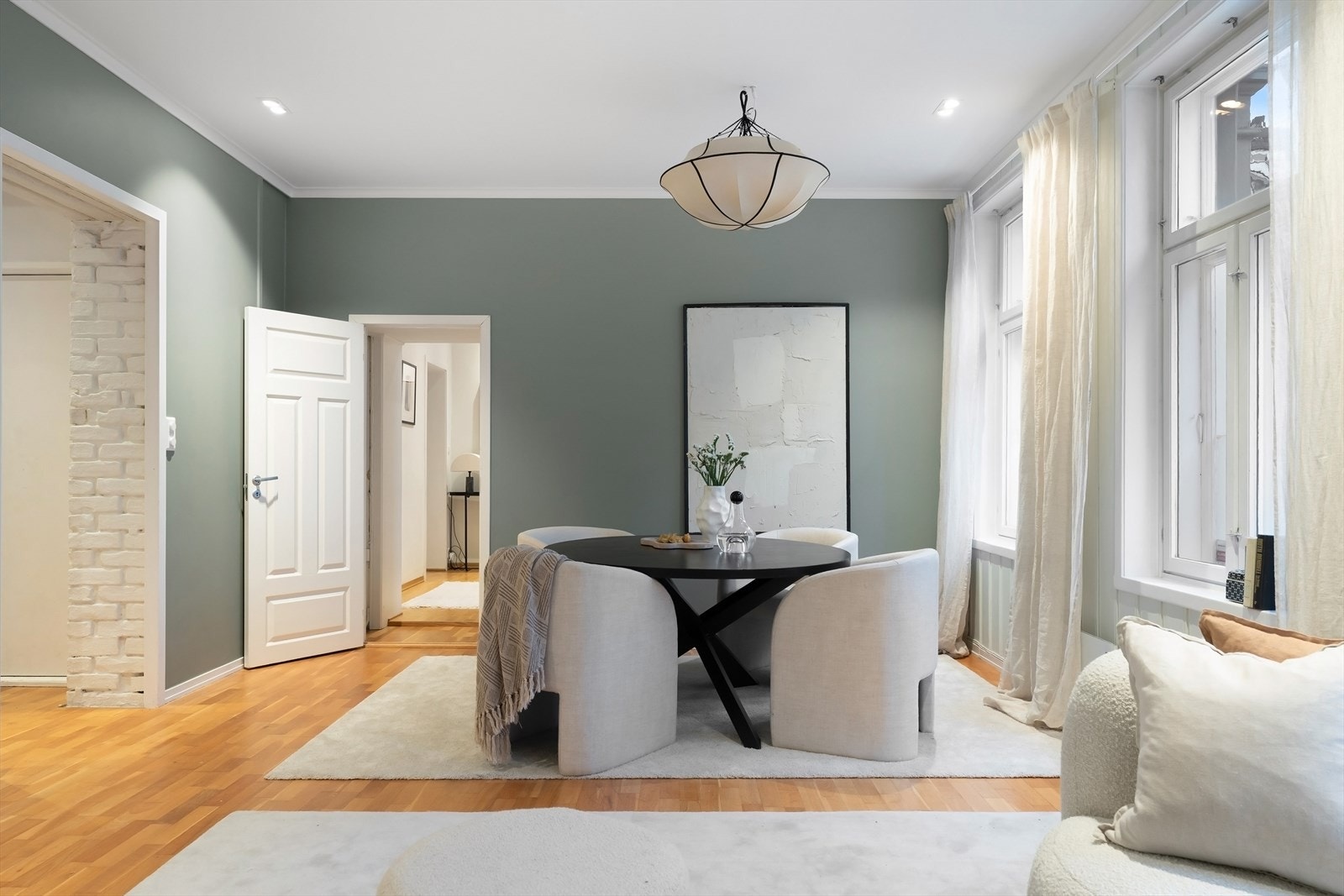 Stue har god plass til både sofagruppe og spisebord. Mulighet for å dekke opp med langbord om ønskelig. Galleribilde