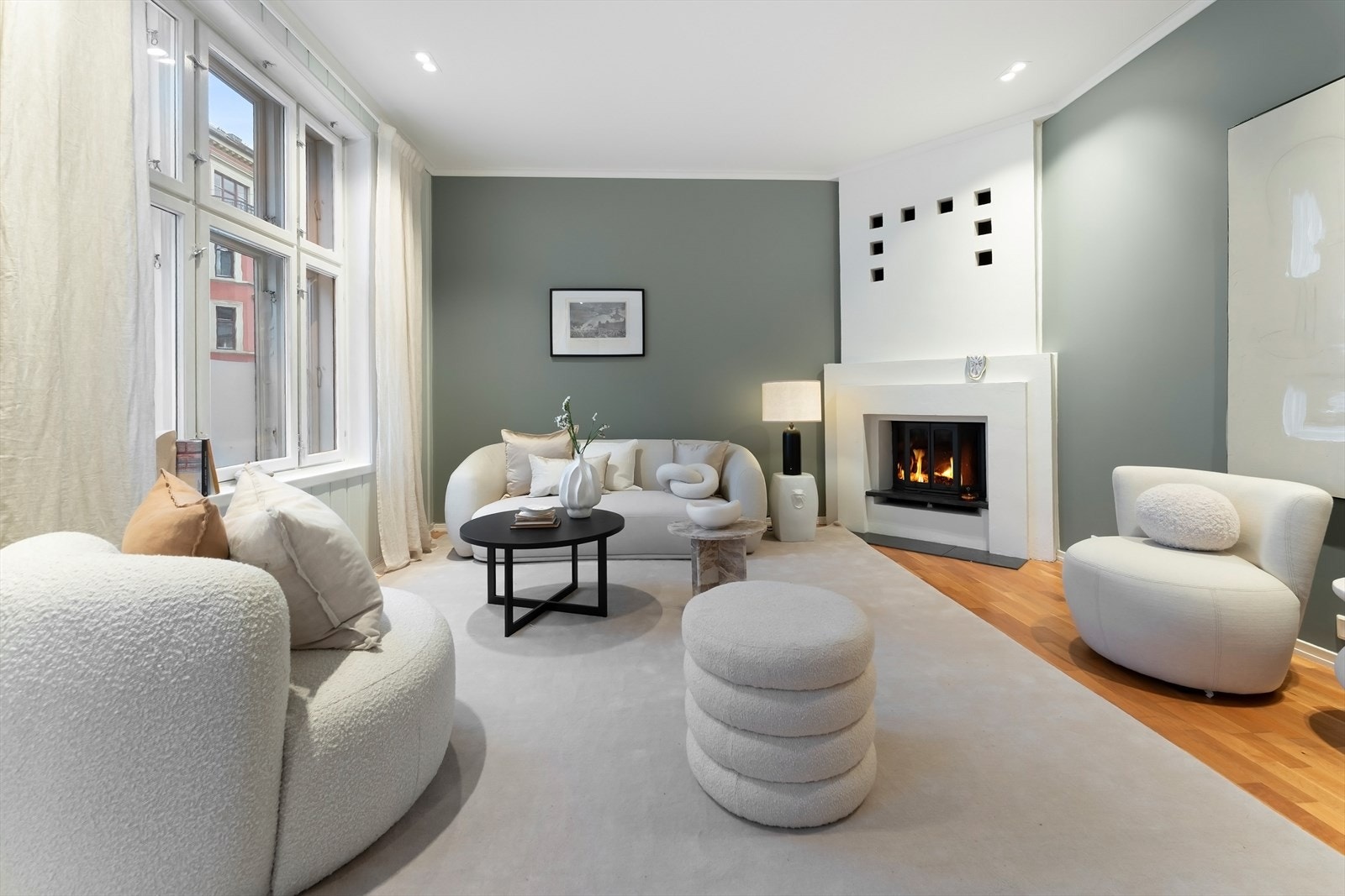 Klassisk, lys og gjennomgående selveierleilighet med peis og carpport. Attraktiv beliggenhet ved Elisenberg på Frogner. Galleribilde