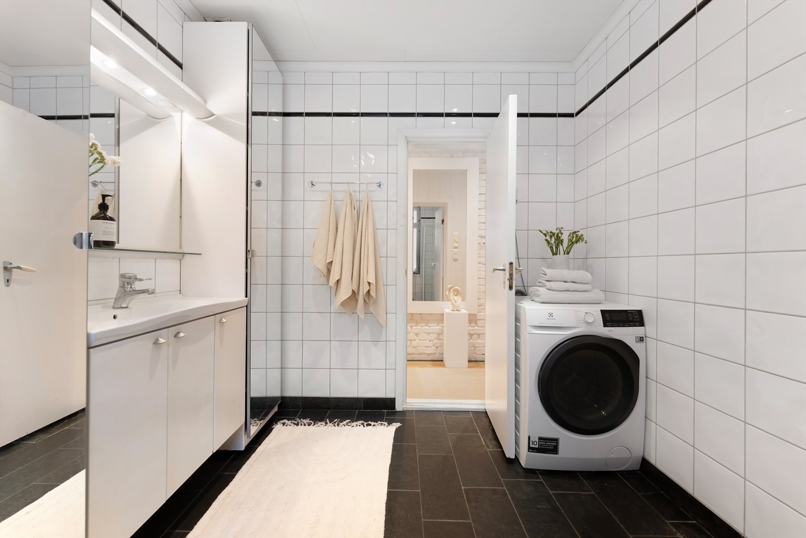 Opplegg for vaskemaskin og tørketrommel. Galleribilde