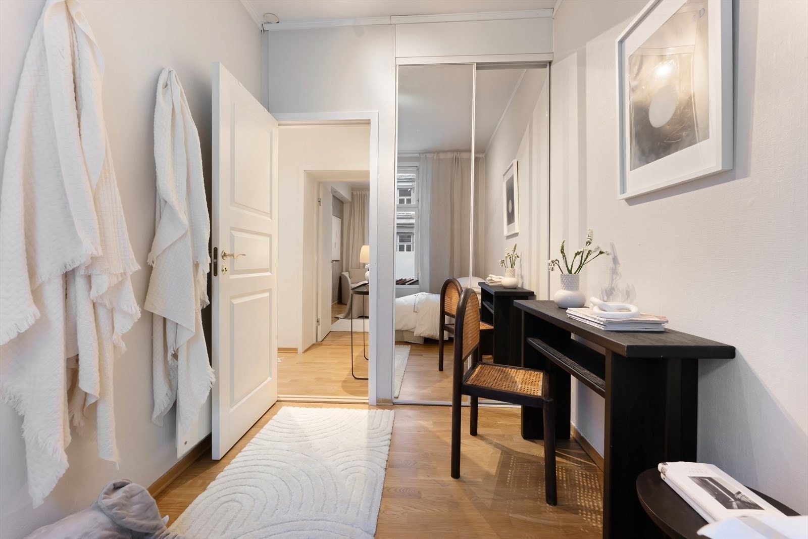 Innfeldt skyvedørsgarderobe. Galleribilde