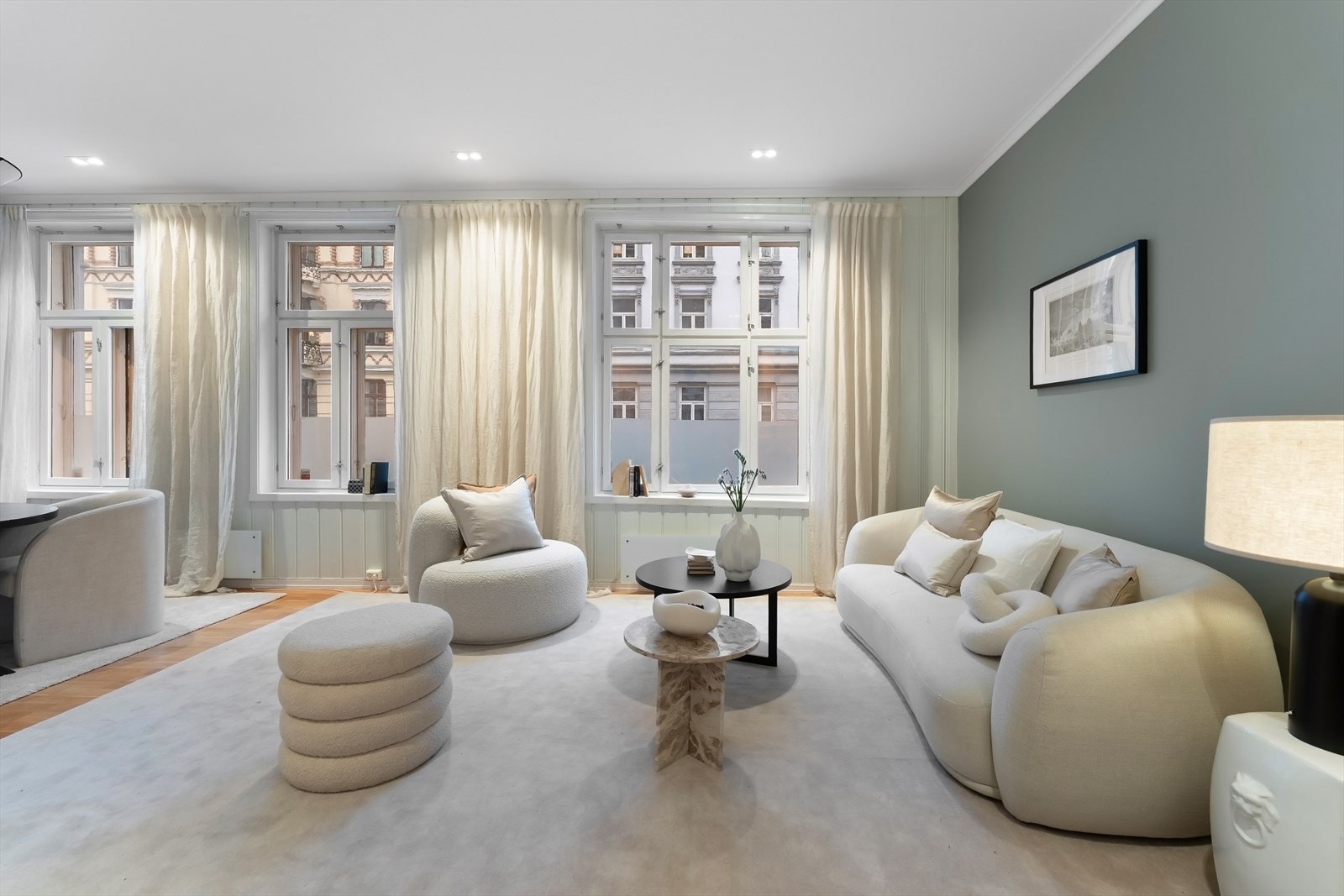 Stuen er svært lys og romslig og det er tre store vinduer på rad. Galleribilde