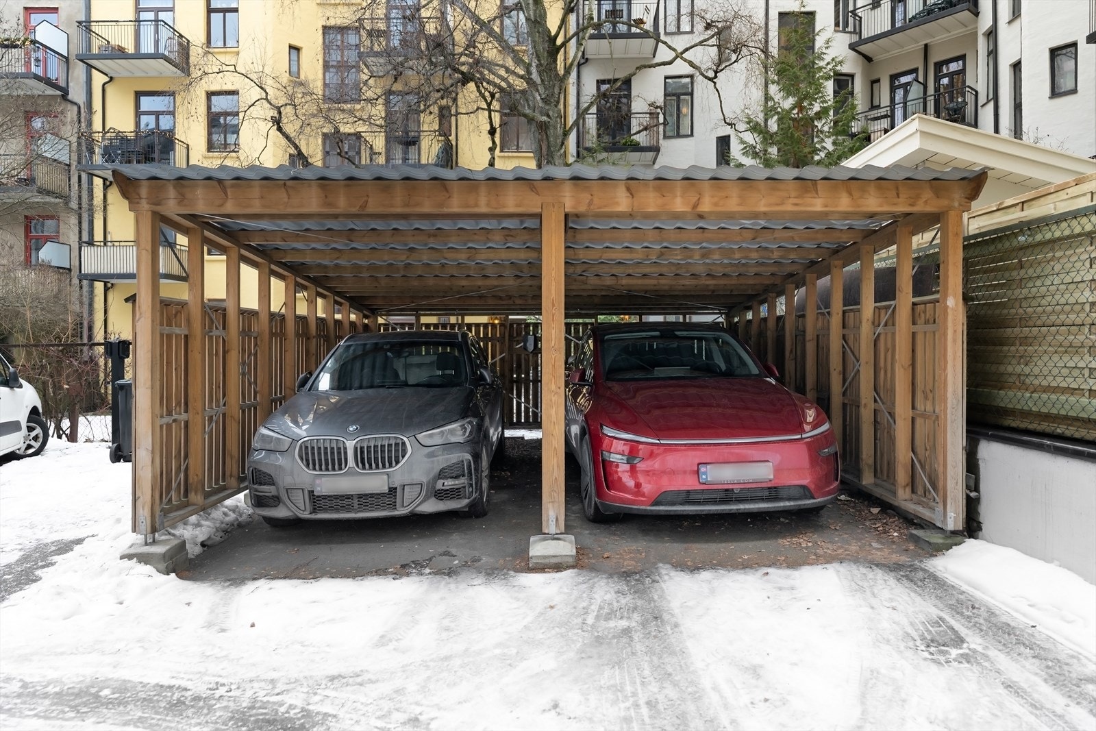 Leiligheten disponerer en biloppstillingsplass i carport i bakgård med elbillader. Galleribilde