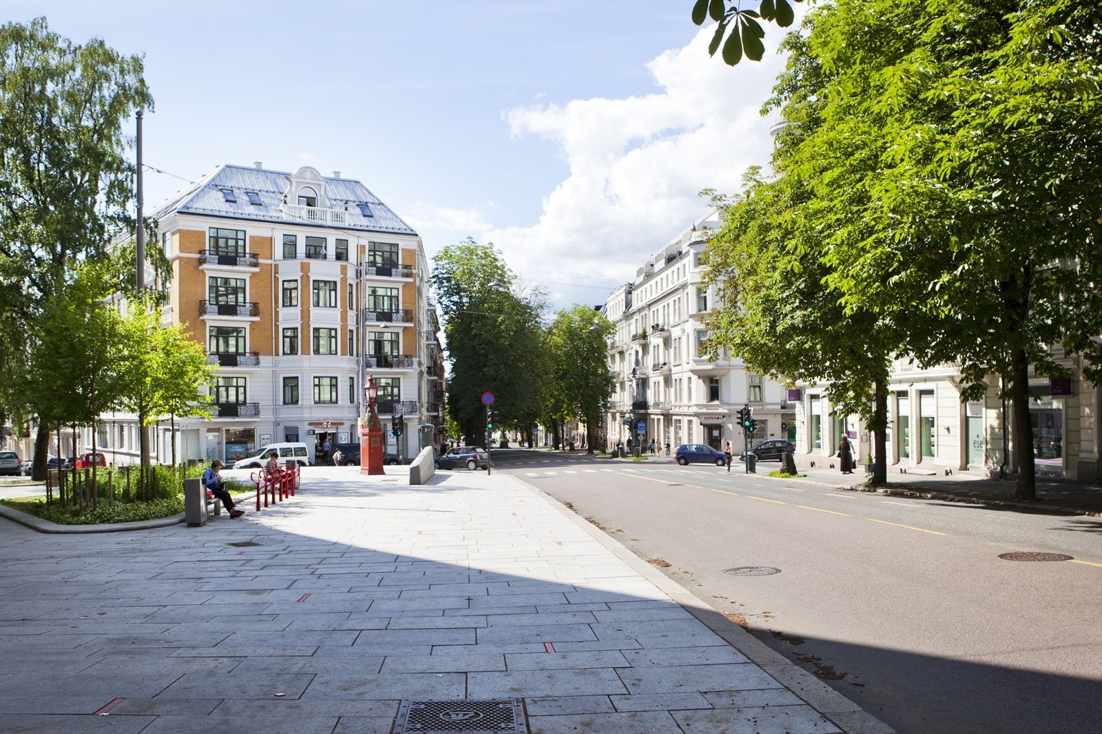 Bygdøy allé er et kvartal unna/160 meter. Her går buss 30 og 31. Videre kort vei til buss 20 samt trikk fra Frognerveien og Solli. Galleribilde