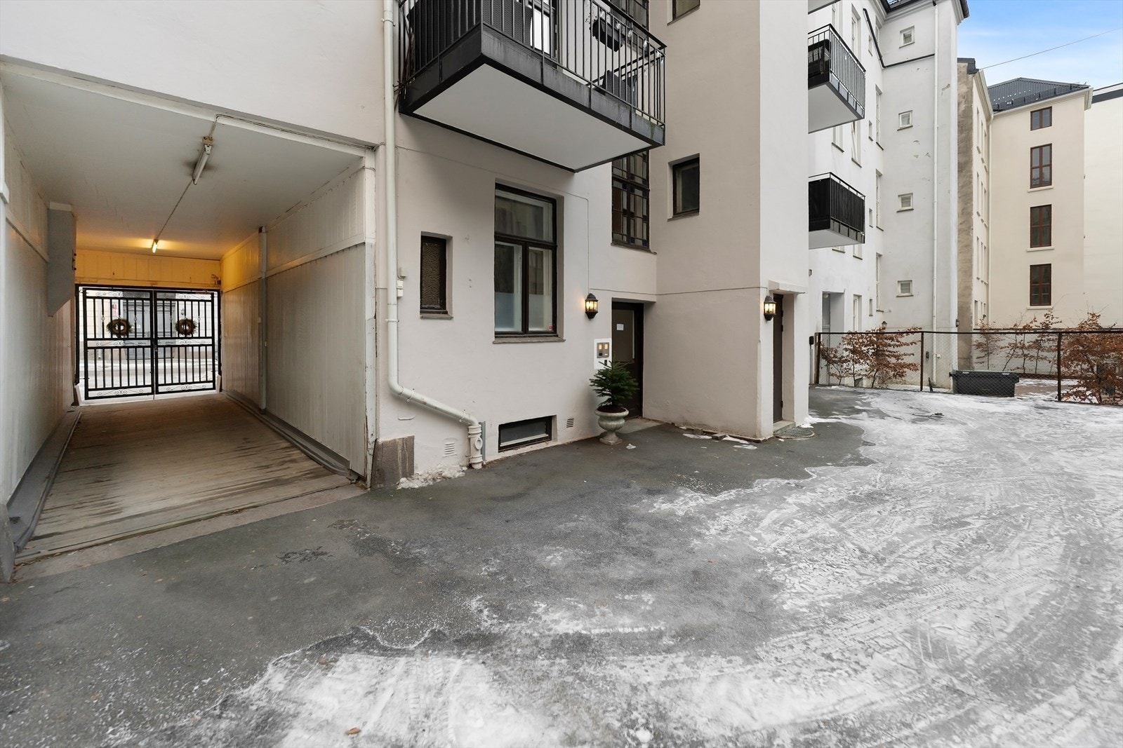 Inngang fra skjermet bakgård. Galleribilde