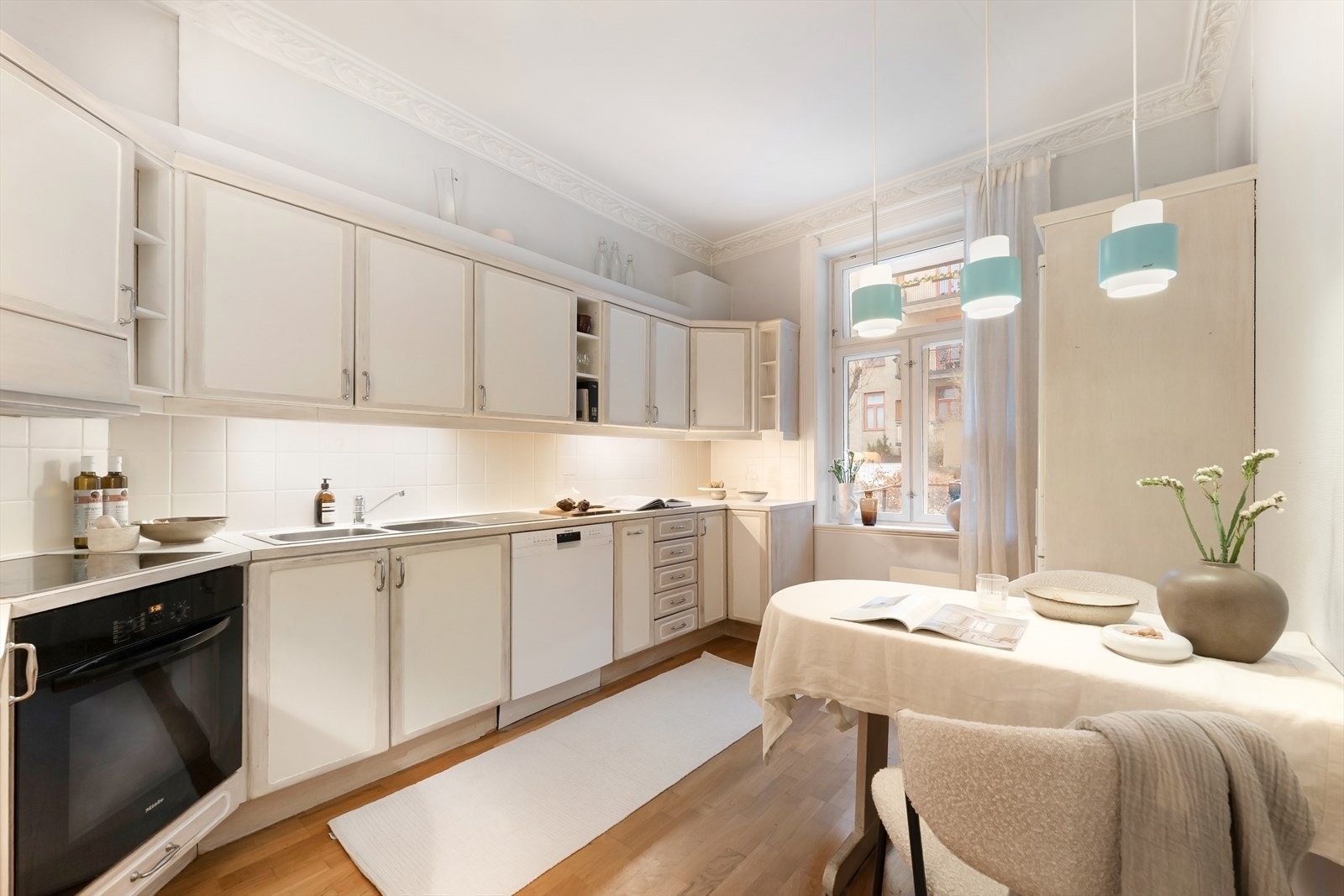 Kjøkkenet er stort og romslig med plass til spisebord. Rikelig med oppbevaringsplass og flere soner for matlaging. Galleribilde