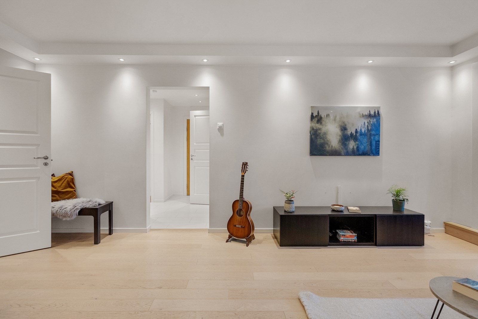 I himlingen er det satt inn spotter som gir et elegant inntrykk av rommet. Galleribilde