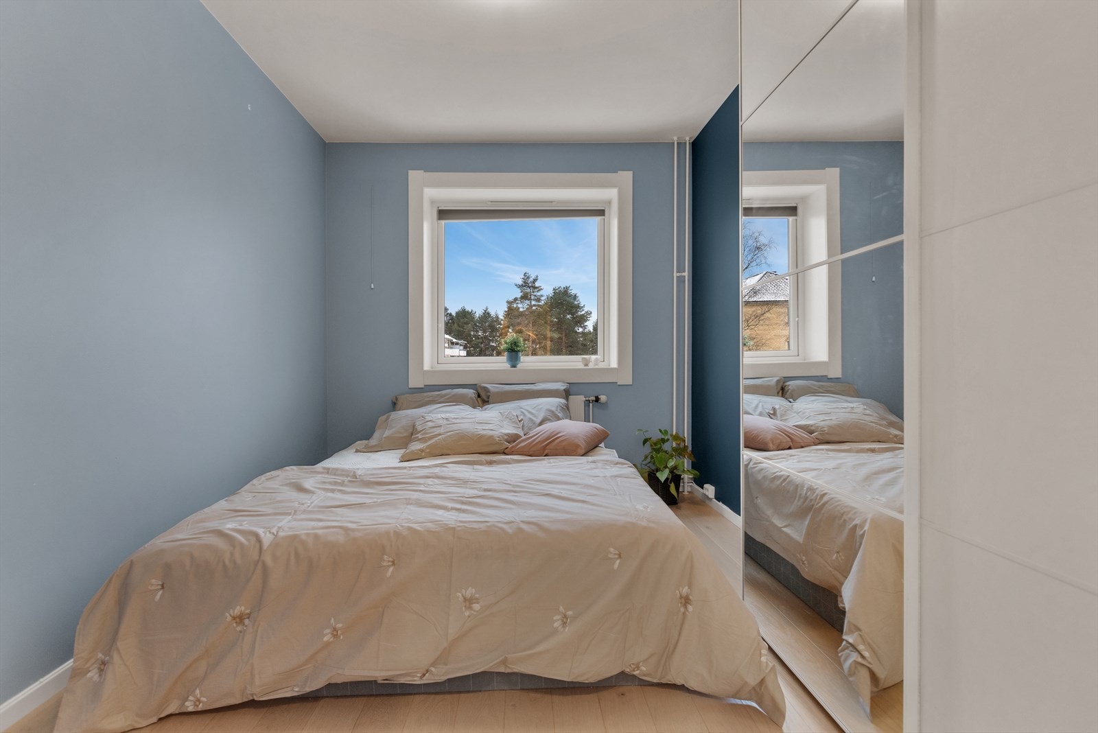 Her er det også god plass til dobbeltseng, nattbord og garderobeskap. Galleribilde