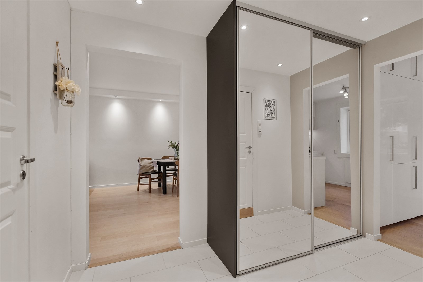 Velkommen inn til denne lyse entréen med en stor skyvedørsgarderobe med speilfronter. Galleribilde