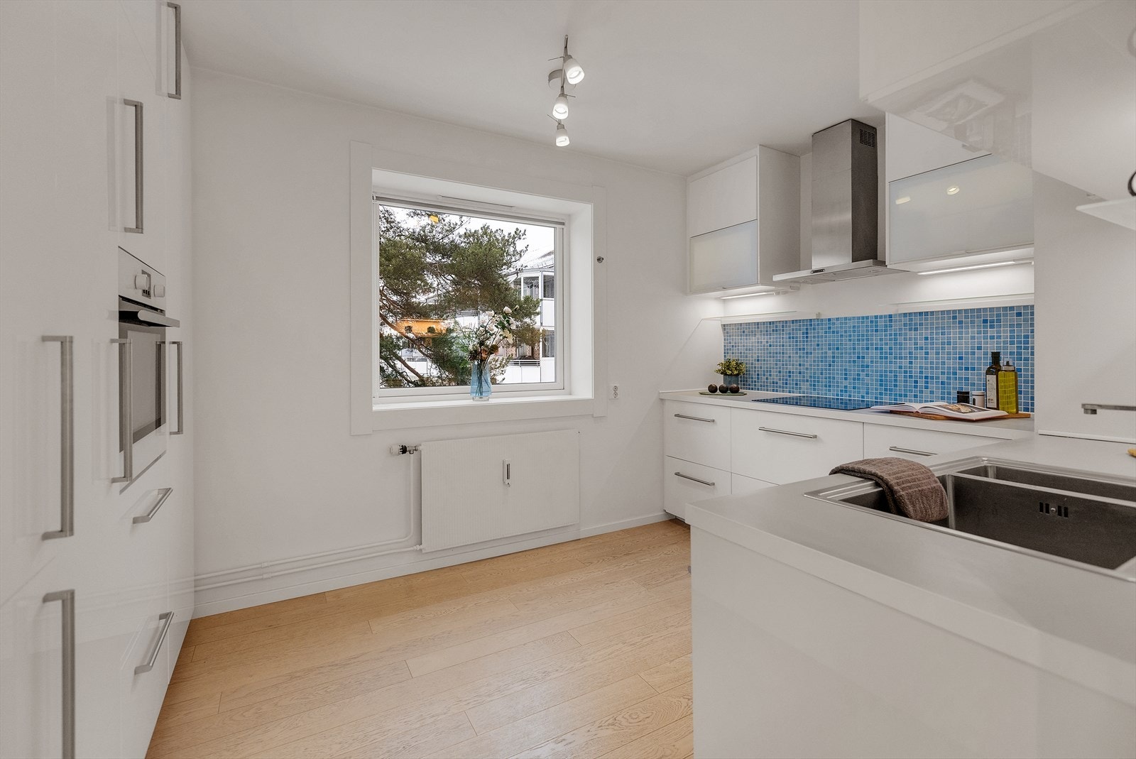 Lyst og romslig kjøkken fra 2013 med herlig utsyn. Galleribilde