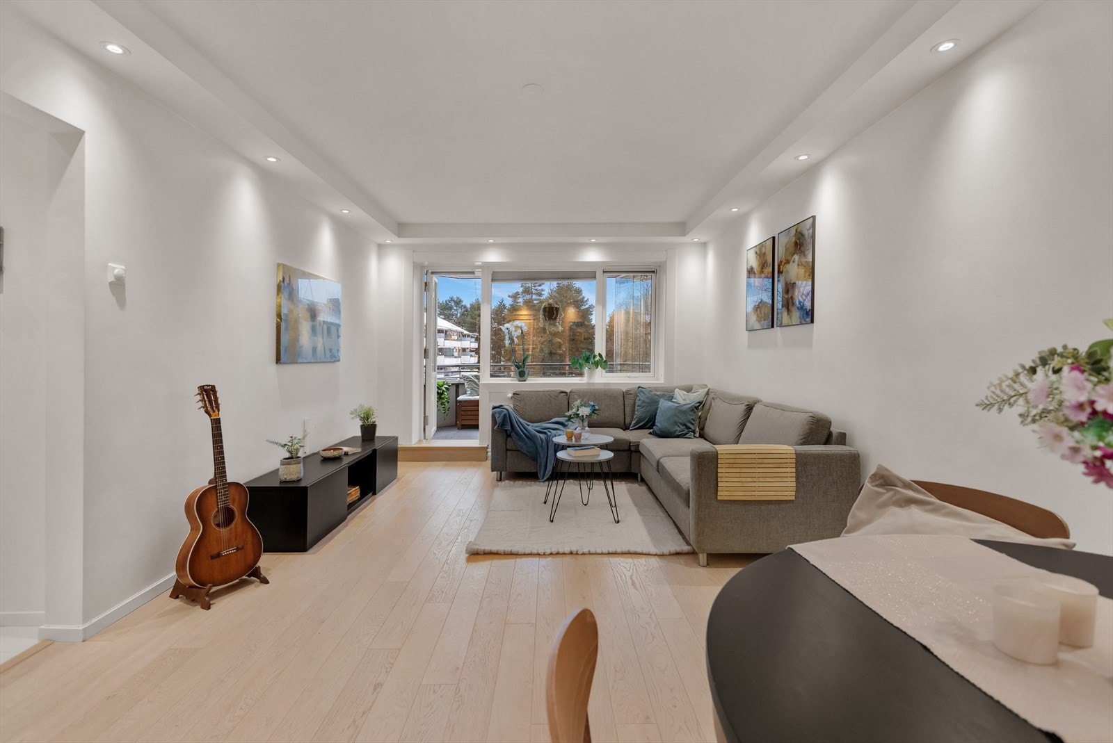 Fra stuen kommer du ut til en herlig innglasset balkong på ca 9 kvm. Galleribilde