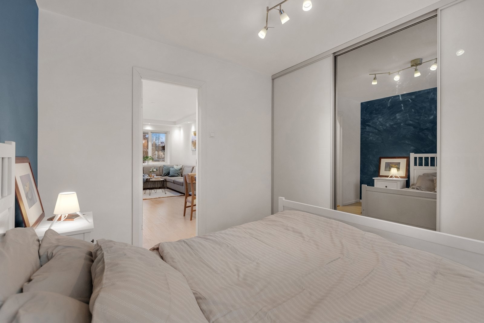 Her har du god plass til dobbeltseng, nattbord og opbevaring av klær i det store garderobeskapet. Galleribilde