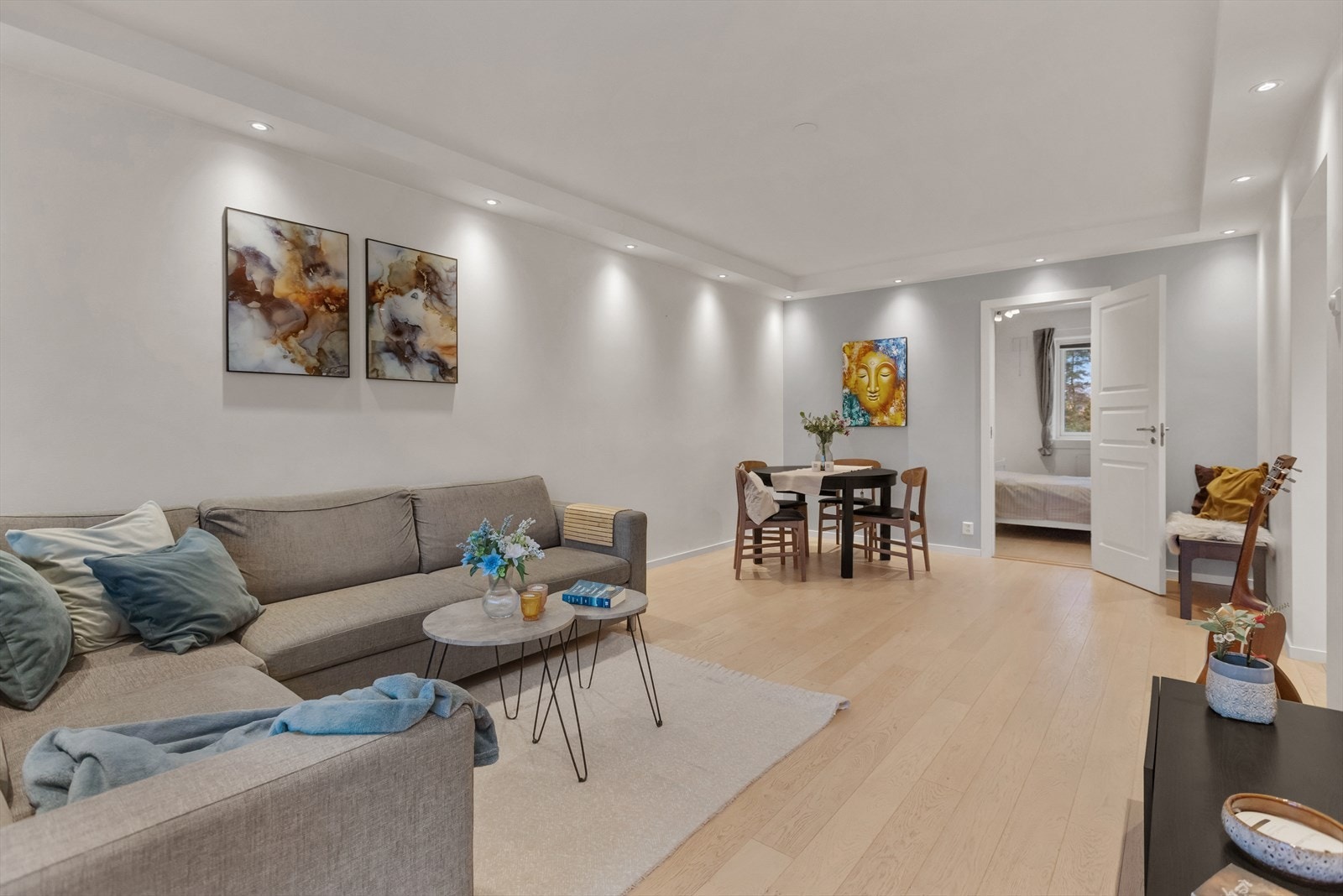 Leiligheten byr på god planløsning og en romslig stue med utgang til stor balkong på ca. 9 kvm. Galleribilde