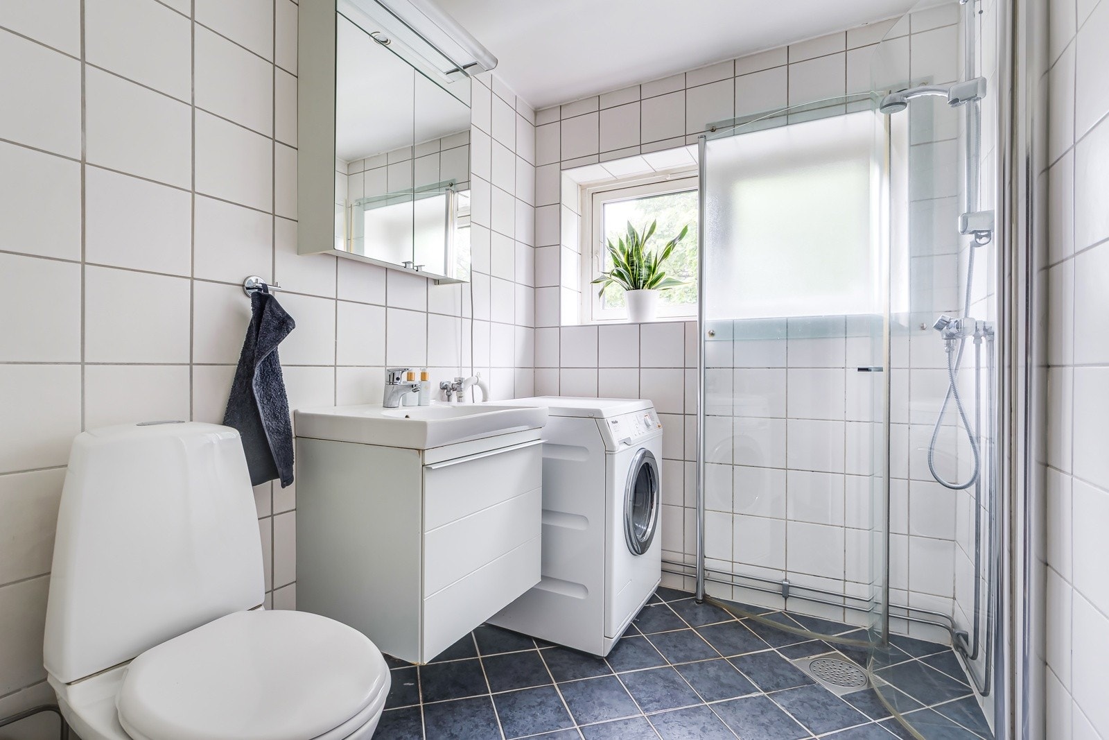 Pent og praktisk flislagt baderom, totalrehabilitert i regi av borettslaget i 2008. Galleribilde