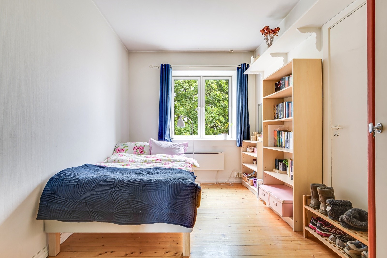 Det andre soverommet er både lyst og av god størrelse - perfekt som barnerom, gjesterom eller hjemmekontor. Store vindusflater vender ut mot rolige fellesarealer uten innsyn, og med en takhøyde på ca. 2,62 meter oppleves rommet luftig og behagelig. Galleribilde