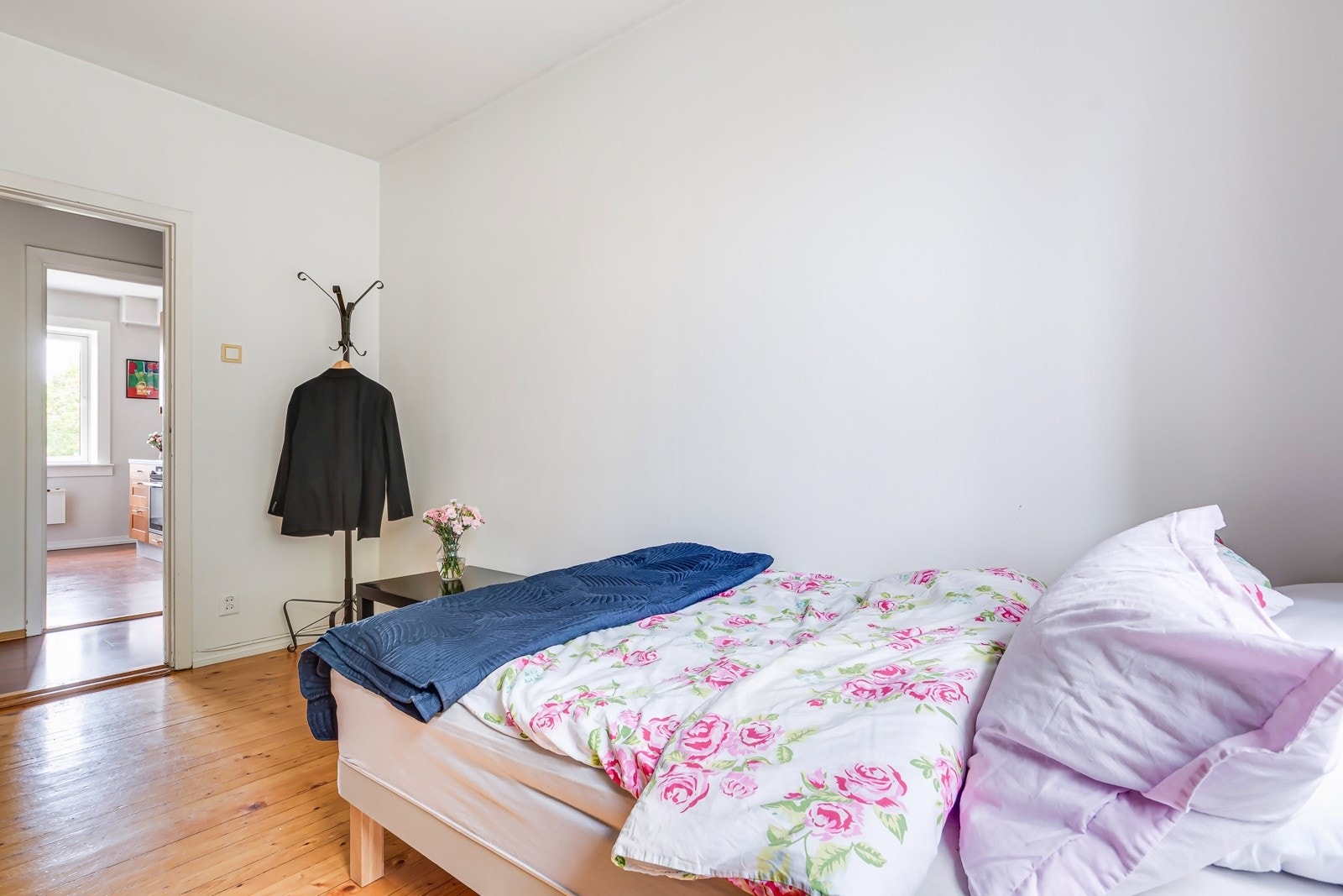 Rommet er fleksibelt og lett å møblere, med plass til både seng, kontorpult og garderobeløsninger - enten du trenger et ekstra soverom, et kreativt arbeidsrom eller begge deler. Galleribilde