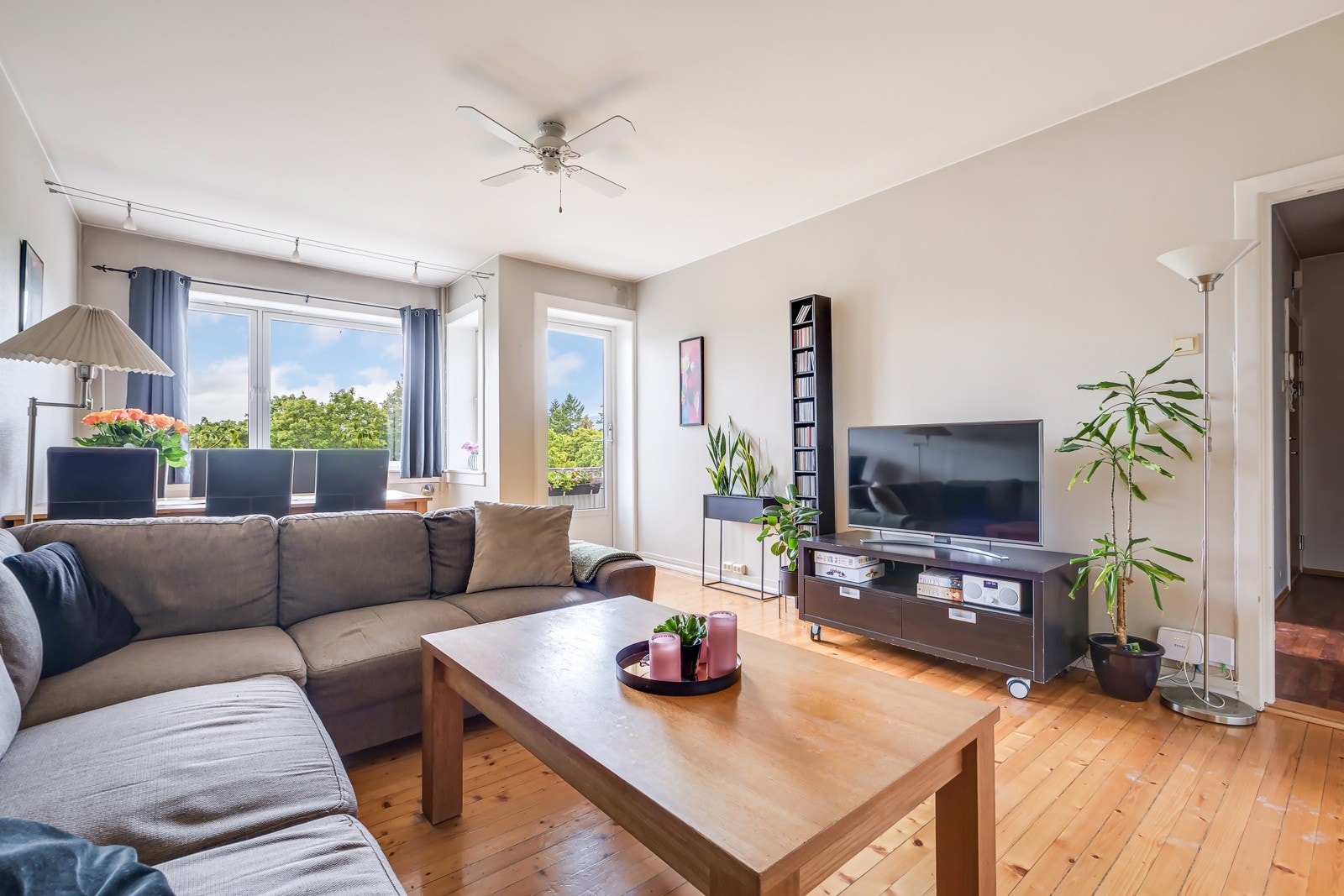 Stuen er enkel å møblere, og du har mer enn nok rom til både sofa, mediemøbler og et spisebord - perfekt for både rolige kvelder og sosiale sammenkomster. Fibernett er inkludert i de månedlige felleskostnadene. Galleribilde