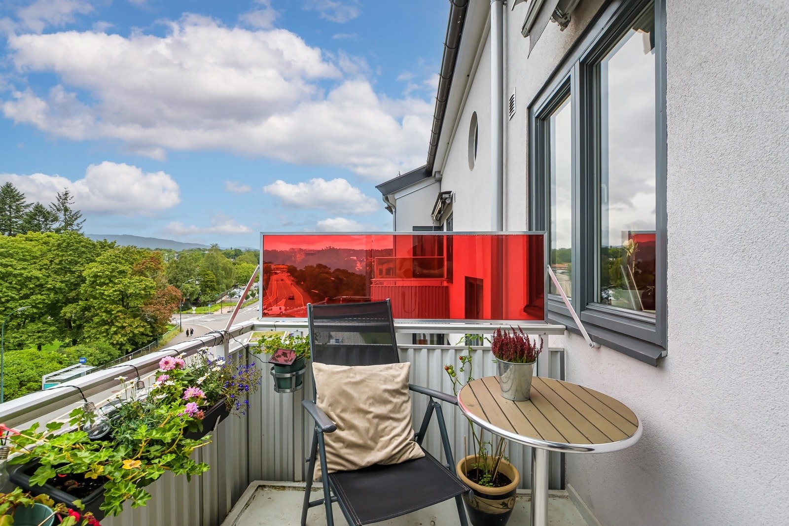 Plass til akkurat den sittegruppen du ønsker - enten det er kaffekrok, liten sittegruppe med grill eller noe midt imellom. Galleribilde